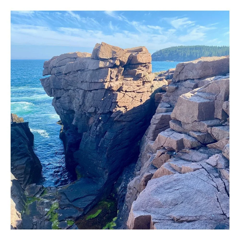 📍Thunder Hole, Acadia National Park

Swipe for the reality of summer weekend crowds. 

.

#TrueMaine #Acadia #AcadiaNationalPark #Maine #MaineThing #OnlyIn207 #MaineLife #newenglandphotography #NewEngland #VisitNew_England #VisitNewEngland