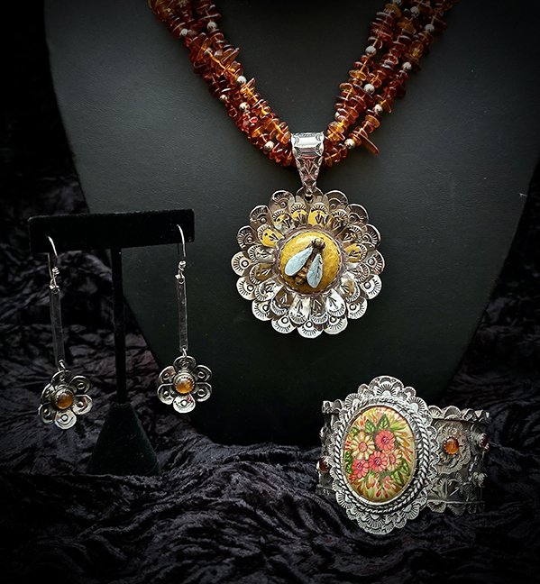 Bernadette Marquez-Lopez and Arthur Lopez, La Abeja en el Jardin (Honey Bee 
in the Garden), set, hand carved sterling silver necklace, bracelet, earrings