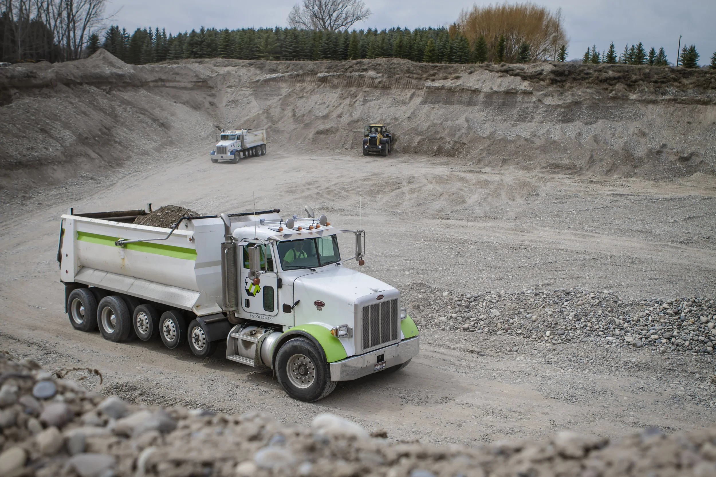 loader_2trucks_7142.jpg