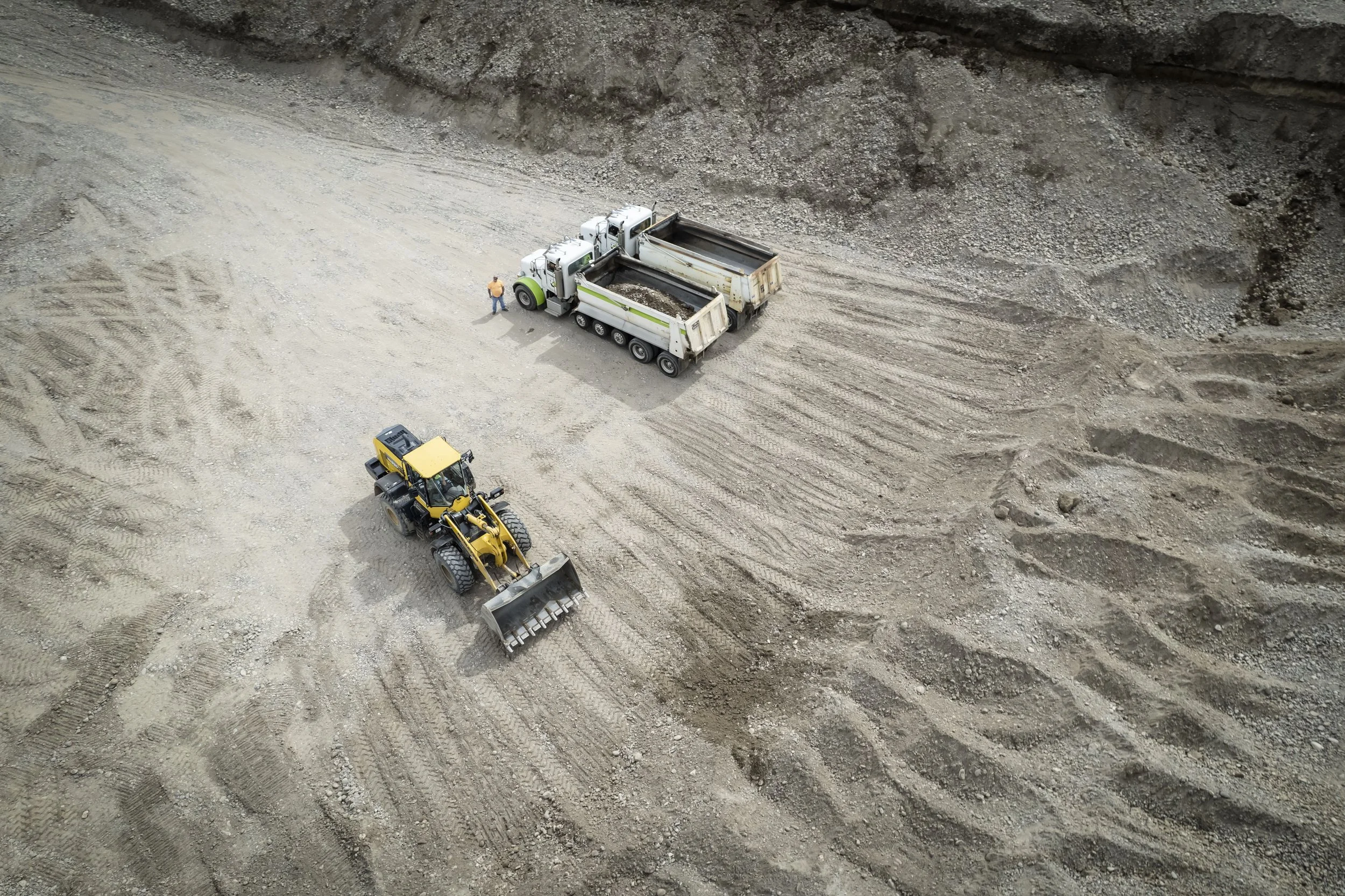 loader_2trucks_0081.jpg