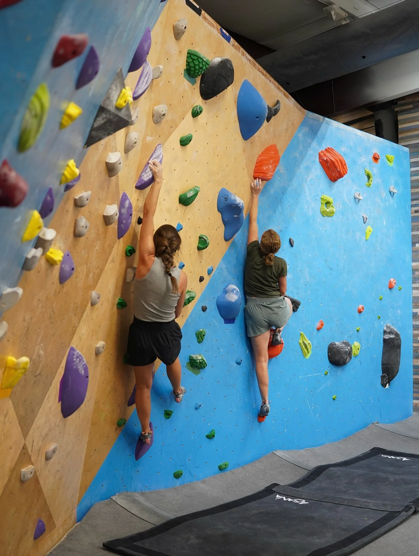 Slab reset♻️

Right side of the North Wall is brand neeewwwww! Come try these delicious new slab problems our setters just cooked up 👩🏻&zwj;🍳👨🏻&zwj;🍳 The ladies were crushing it this afternoon😤

🍷Wine Down Wednesday is next week! Grab a frien