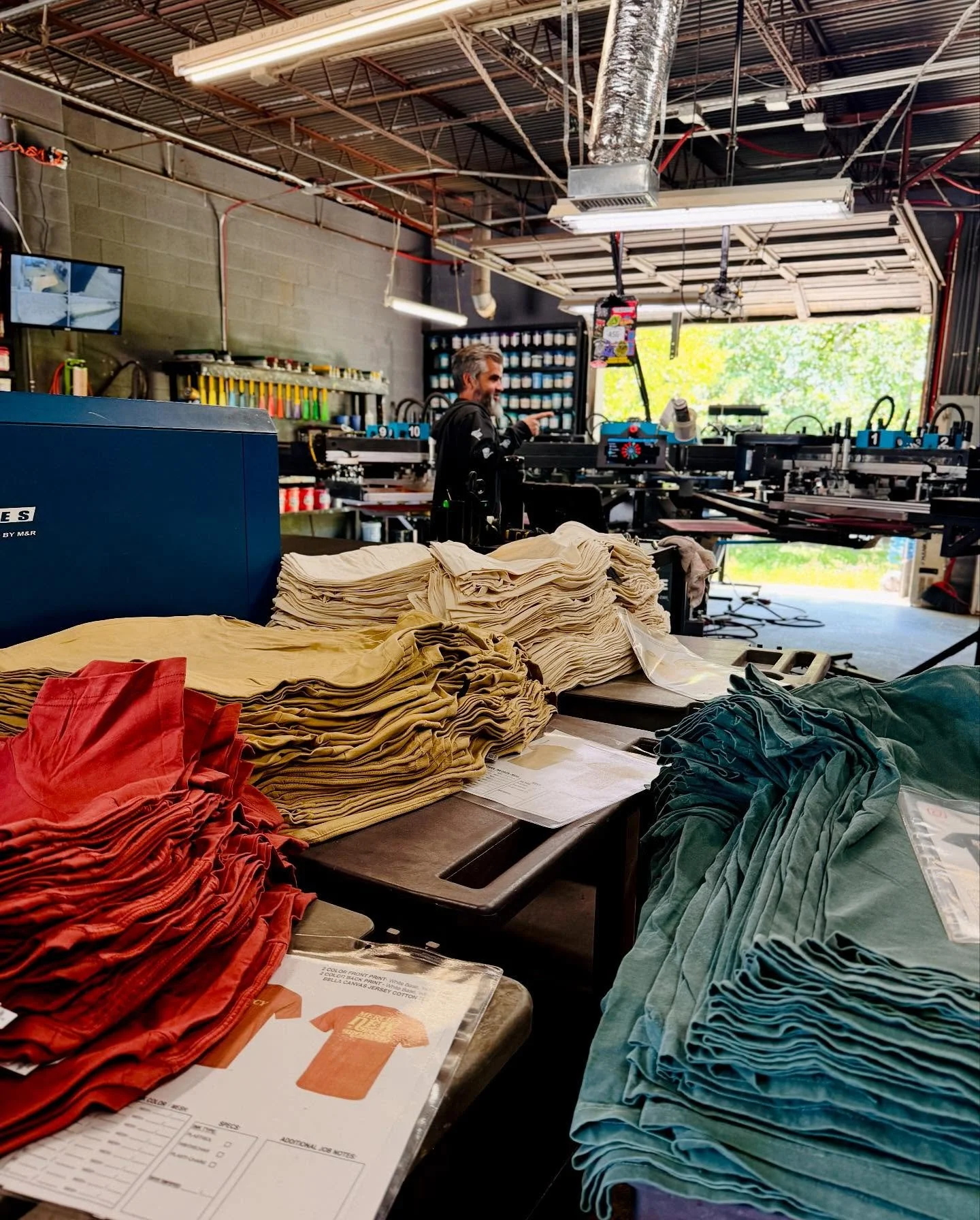 It&rsquo;s a beautiful day to do some printing&hellip;🌎☀️🙏🏼👉🏼
#earthtones #comfortcolors #pantonecolors #humpdayvibes #qualityprintshop #sanantonio #twentyyears #andcounting 
#familybusiness #smallbusiness