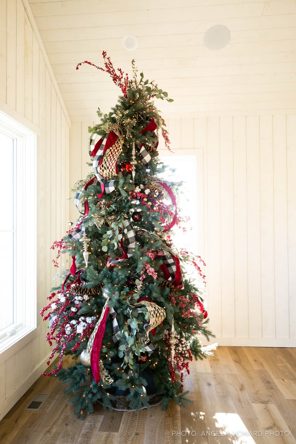 Holiday-Decor_Ranch-Holiday-Decorating_UtahFlorist_Artisan-Bloom.jpeg
