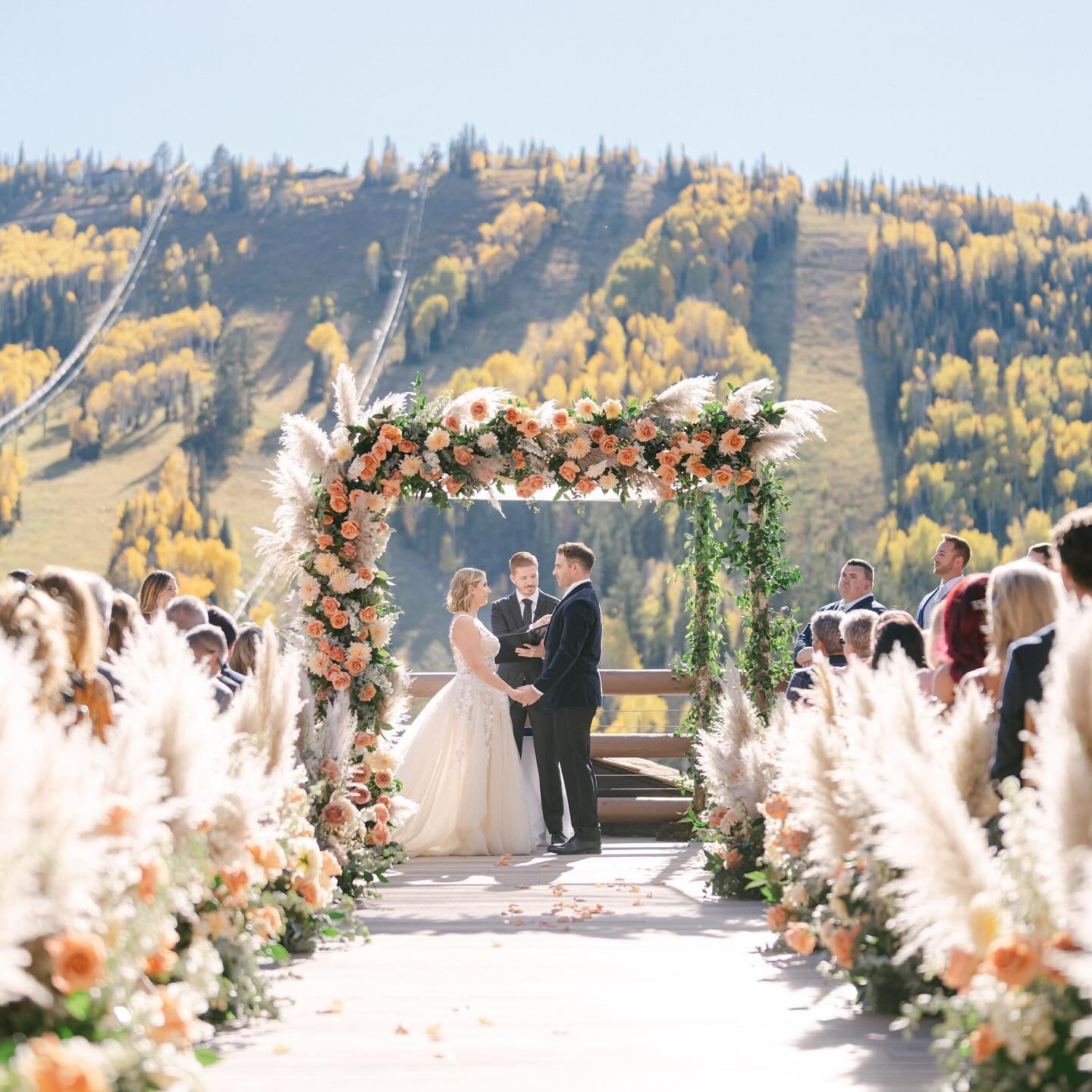There&rsquo;s nothing like a fall wedding, but when we get that perfect back drop with our floral!? *chefs kiss 💋 we only get a short time period here in Utah for that autumn leaf background 😍🍁🍂

Vendors
Event planner/ designer: @soireeproduction