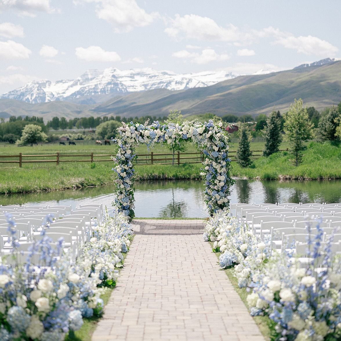 💙Caroline + Doug 05/26/24💙

Vendors

Event planner/ designer : @michelleleoevents 
Venue: @riverbottomsranch 
Photographer: @hailphotoco 
Cake: @flourandflourish 
Catering: @culinarycrafts 
DJ: @djdolph 
Hair: @kalichris 
Makeup: @kristenpackardart