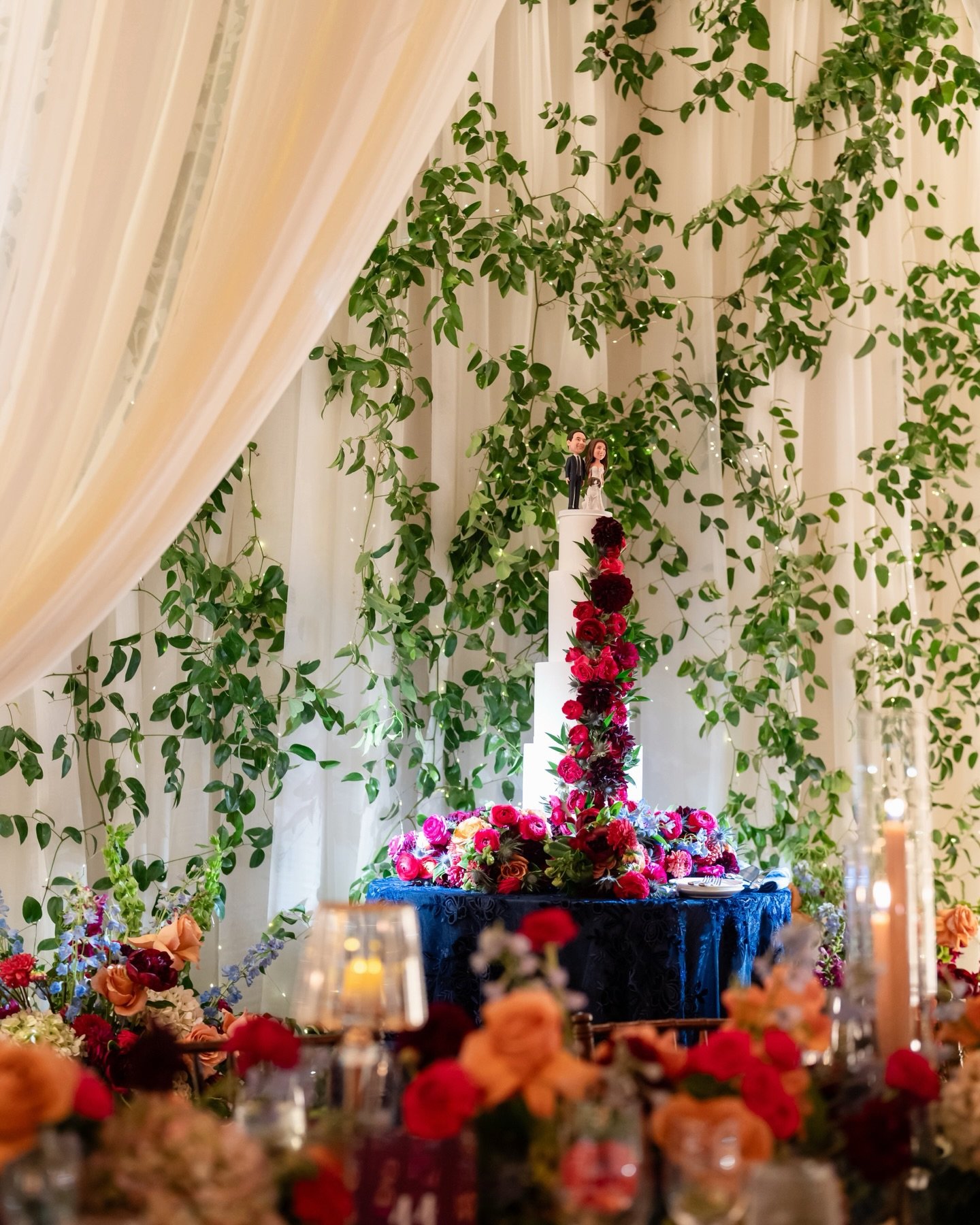 The clocks changed, the days are getting longer, and wedding season is blooming ⏰ today we sprung forward in time in Utah! 
Speaking of the seasons changing&hellip;Still dreaming about these rich autumn tones for MG &amp; B 💛

Spring is often when w