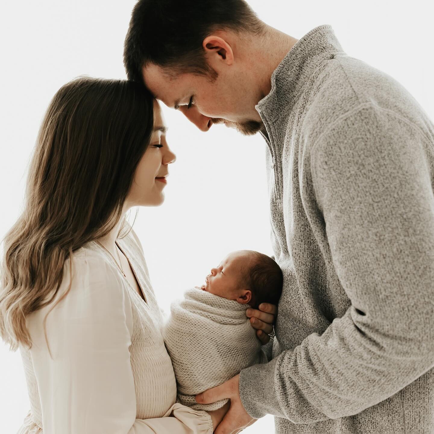 I need to be better about sharing the family portion of newborn sessions! Signature Newborn Sessions include poses with parents (and siblings!) and I just love these sweet moments so much 🥰