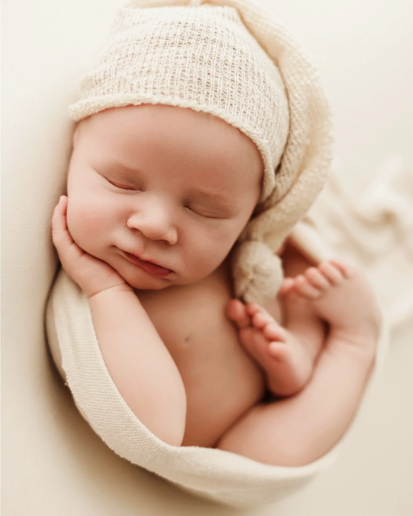 Don&rsquo;t get me wrong&hellip;I love all the super intricate newborn poses. But sometimes, simple is just 😚🤌

#toledonewbornphotographer #annarbornewbornphotographer #detroitnewbornphotographer #perrysburgnewbornphotographer #sylvanianewbornphoto