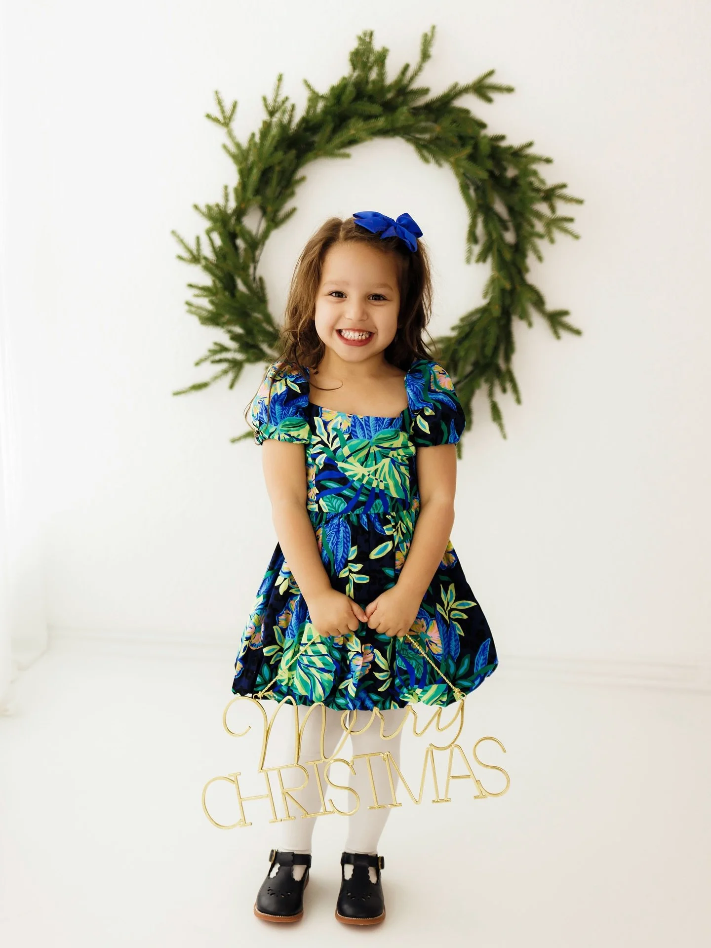 I just responded to my 6th message asking if they missed my Christmas Minis announcement&hellip;so I figured I better fill you in &amp; let you all know that I will finally open up booking this Sunday! I am super delayed in getting them announced 🫣 