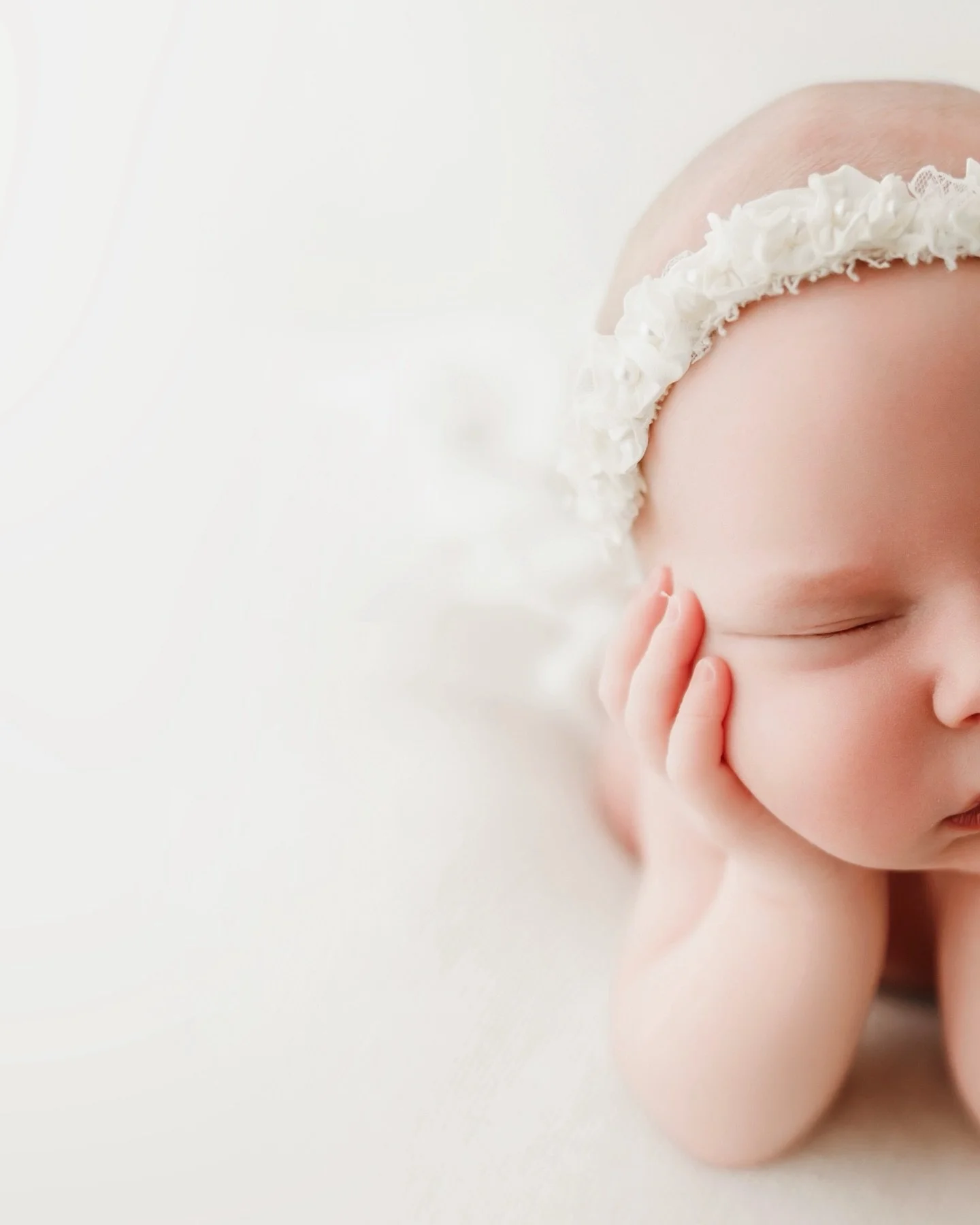 I promise I do use color in my newborn sessions (I have a literal rainbow of color options in my fully stocked prop room!)&hellip;but there&rsquo;s just something about a fresh new baby on a clean, creamy white backdrop 🤍 It&rsquo;s so classic and w