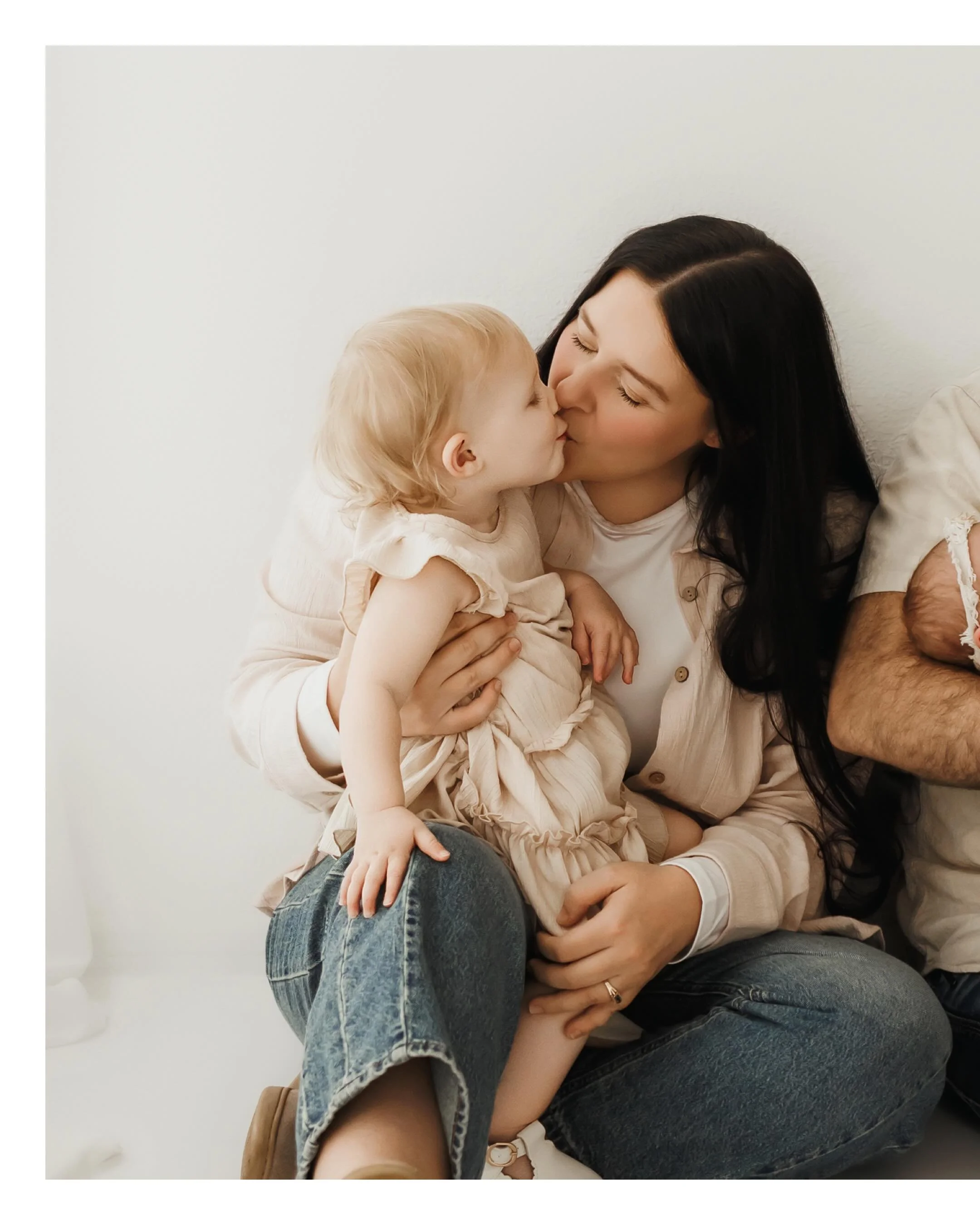 I love a good family cuddle puddle 🤍 

I have photographed all 3 of these sweet girls as newborns! Mom and dad really said copy + paste with each of them 😆 it&rsquo;s so crazy to me how much they all look alike as newborns but then change so much a
