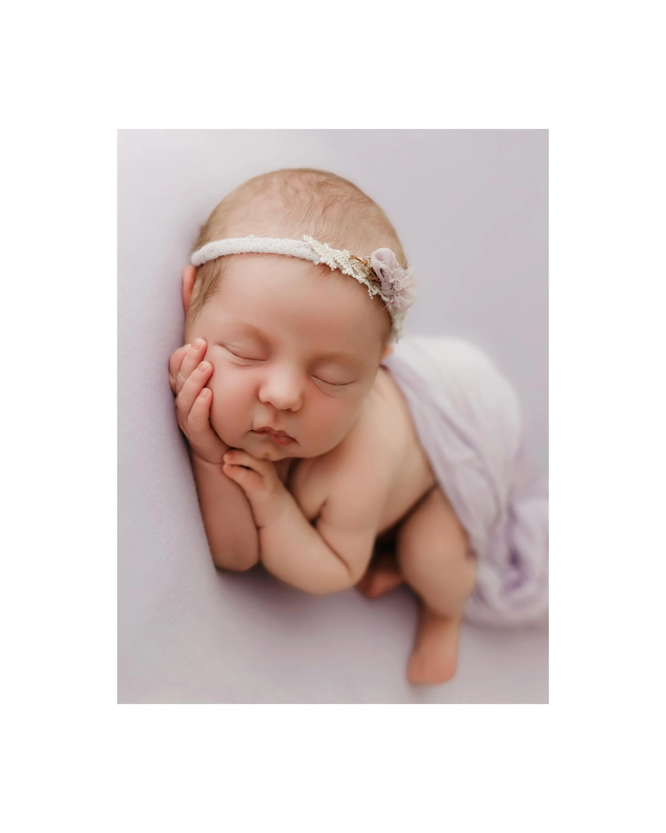 The chin dimple 😍 Just melt my heart, why don&rsquo;t ya!? 

#toledonewbornphotographer #annarbornewbornphotographer #detroitnewbornphotographer #toledophotographer #annarborphotographer