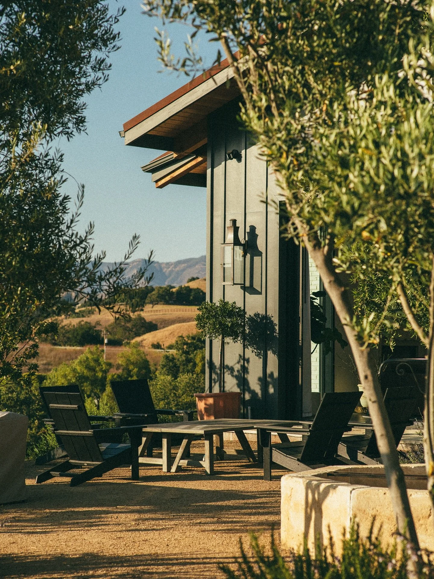 The backdrop is everything. 🖼️ 

You feel it the moment you walk in: the perfect light, the soaring ceilings, the textures that speak for themselves. This is the Eniw difference.

We&rsquo;re excited to launch a series that shines a spotlight on the