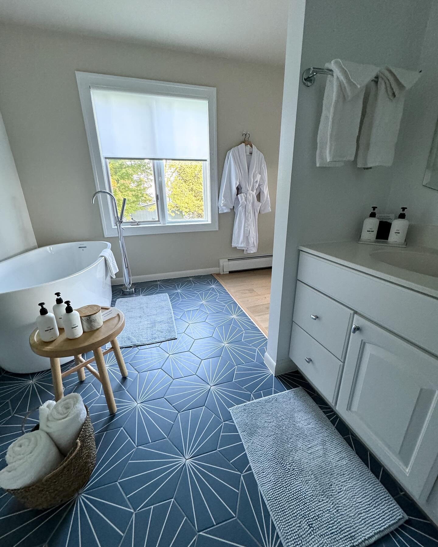 Now you can plan the perfect @bayfield_wi vacation with our newly launched website that helps you navigate our collective  with a #chooseyourownadventure way of finding the perfect lodging pairing. This spa like suite at Steeple Hill can be found und