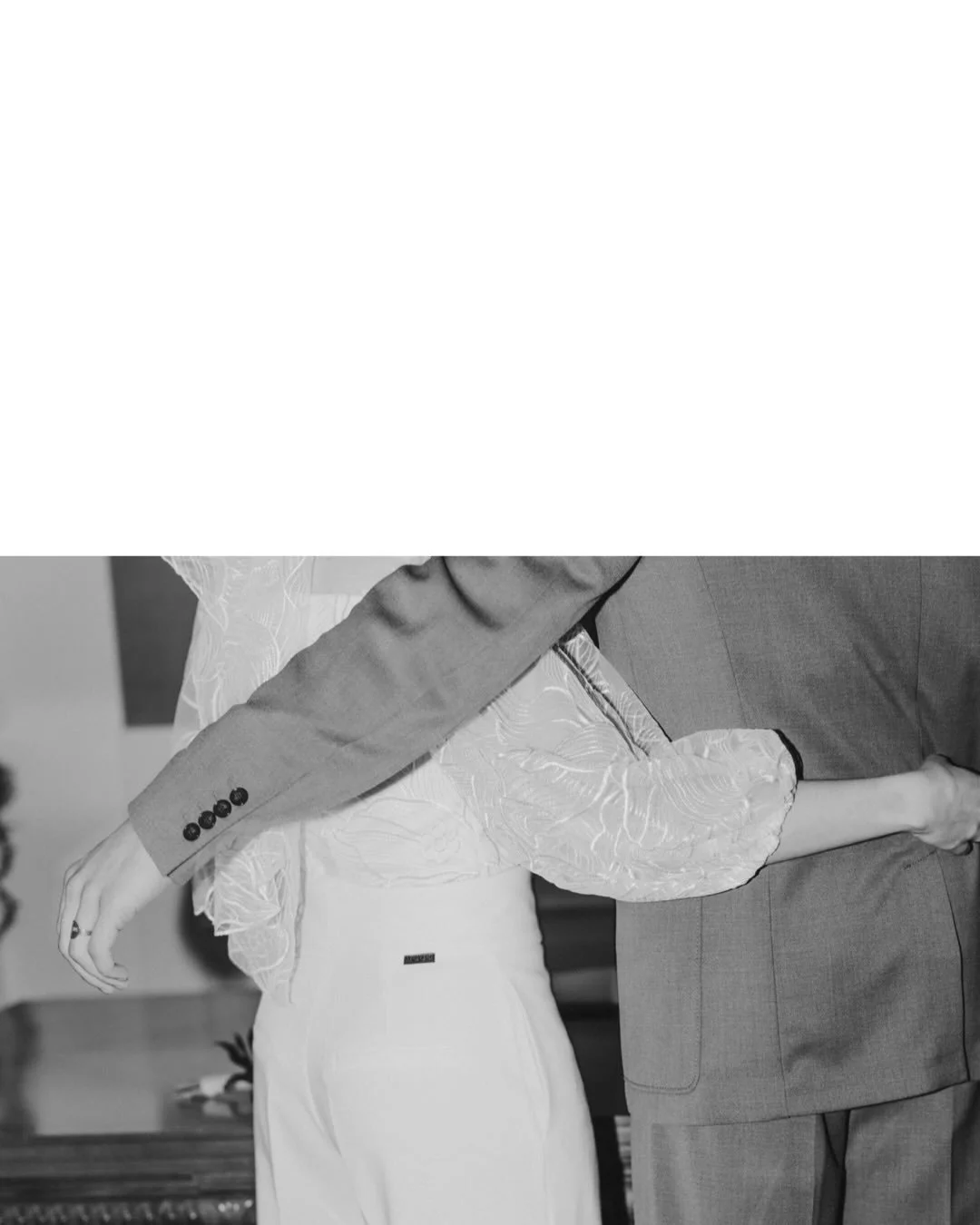 Cordi &amp; Jan 🤍 

Just drove the bus to their elopement

Book now, if you want me to capture your extraordinary way of celebrating your love!

#hochzeitsfotografiehamburg
#hochzeitsfotografinhamburg #standesamtaltona