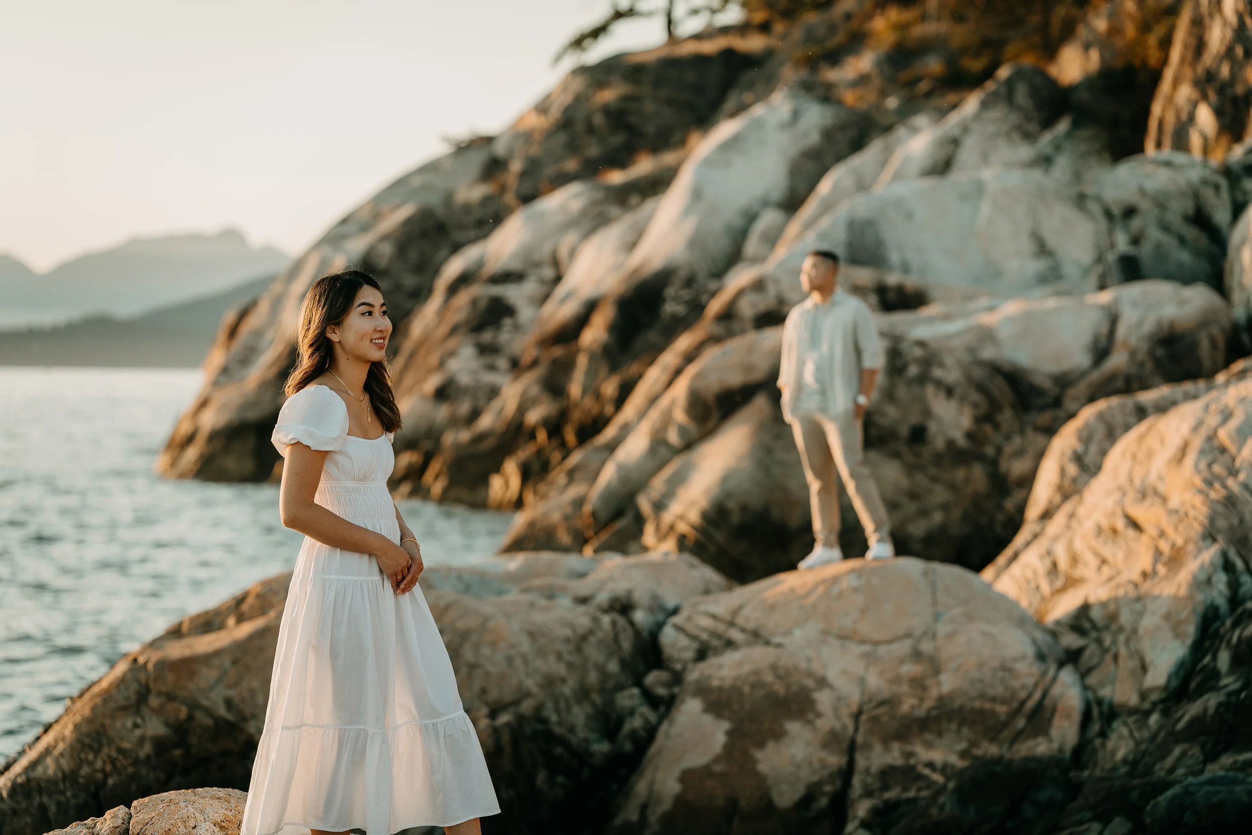 couples engagement session cliff side lighthouse park