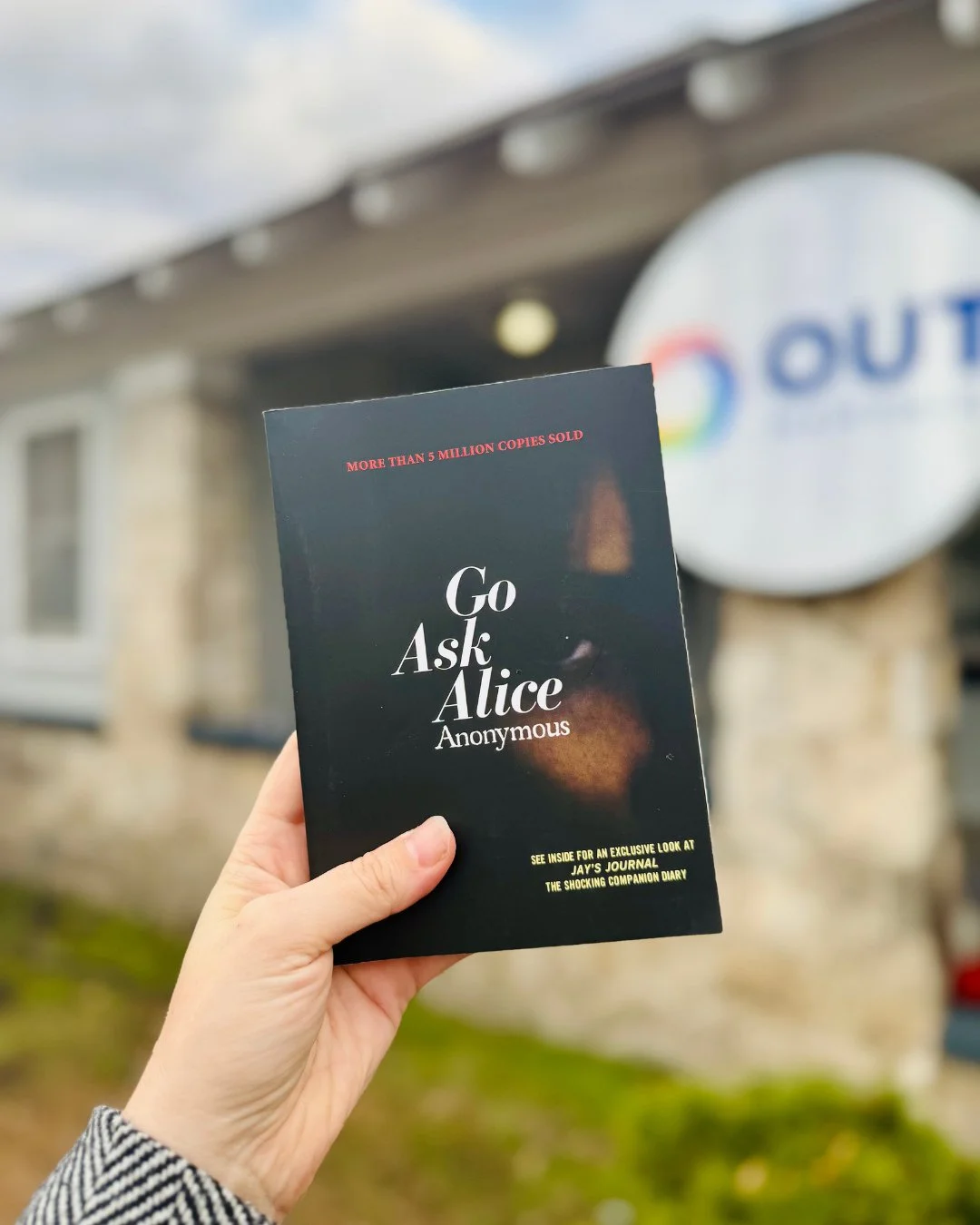 Shared Chapters getting started with "Go Ask Alice", by Anonymous for our first book of the year! ⁠
⁠
Join us every fourth Thursday 5-6PM to connect, and spark genuine conversations on what we are reading in a welcoming space, for queer adu