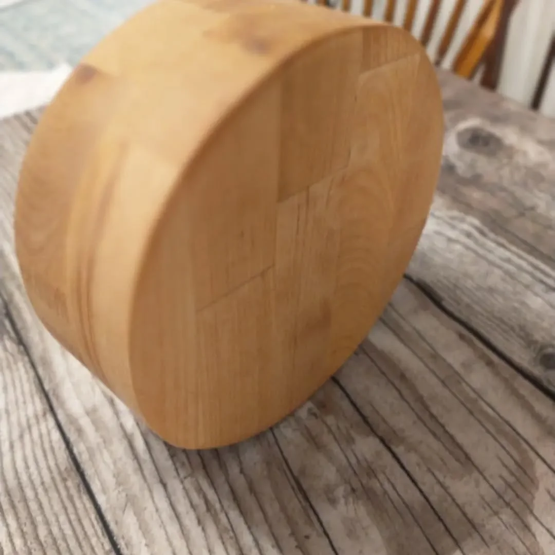 An old friend asked me to make this for her. Anyone know what it is? It doesn't open.