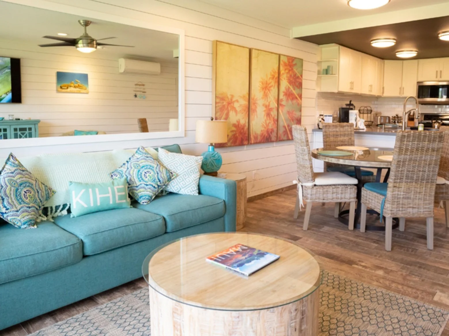 Beautiful condo with fully equipped kitchen and beach gear.