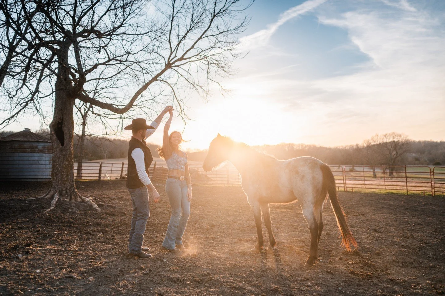 Some sessions just have everything. 🐴✨

Golden hour, wide open fields, a horse that decided to photobomb at exactly the right moment - and two people completely in their element because we shot it right where they belong.

This is what I love most a