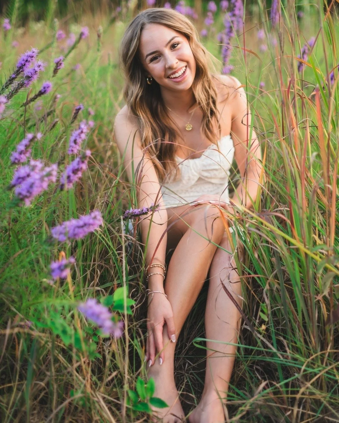 Have I mentioned lately how much I loooooove a senior session!?! Especially if it involves gorgeous purple wildflowers and an even more gorgeous girl?

Summer is such a sweet time to book your senior shots. It just ✨feels✨ like everything senior year