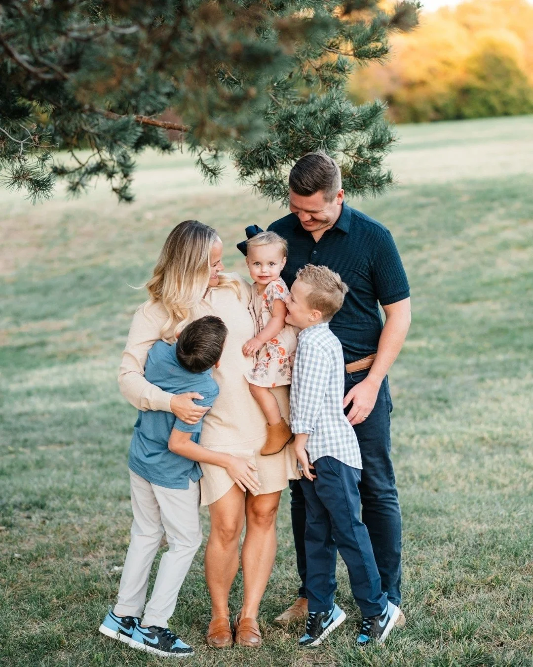 I love this image because it captures what was happening so perfectly - this phase of life REVOLVES around baby girl, and it was so sweet to witness! You could just feel the love from her brothers, mom, and dad, and she ate it all up ❤️

Summer famil