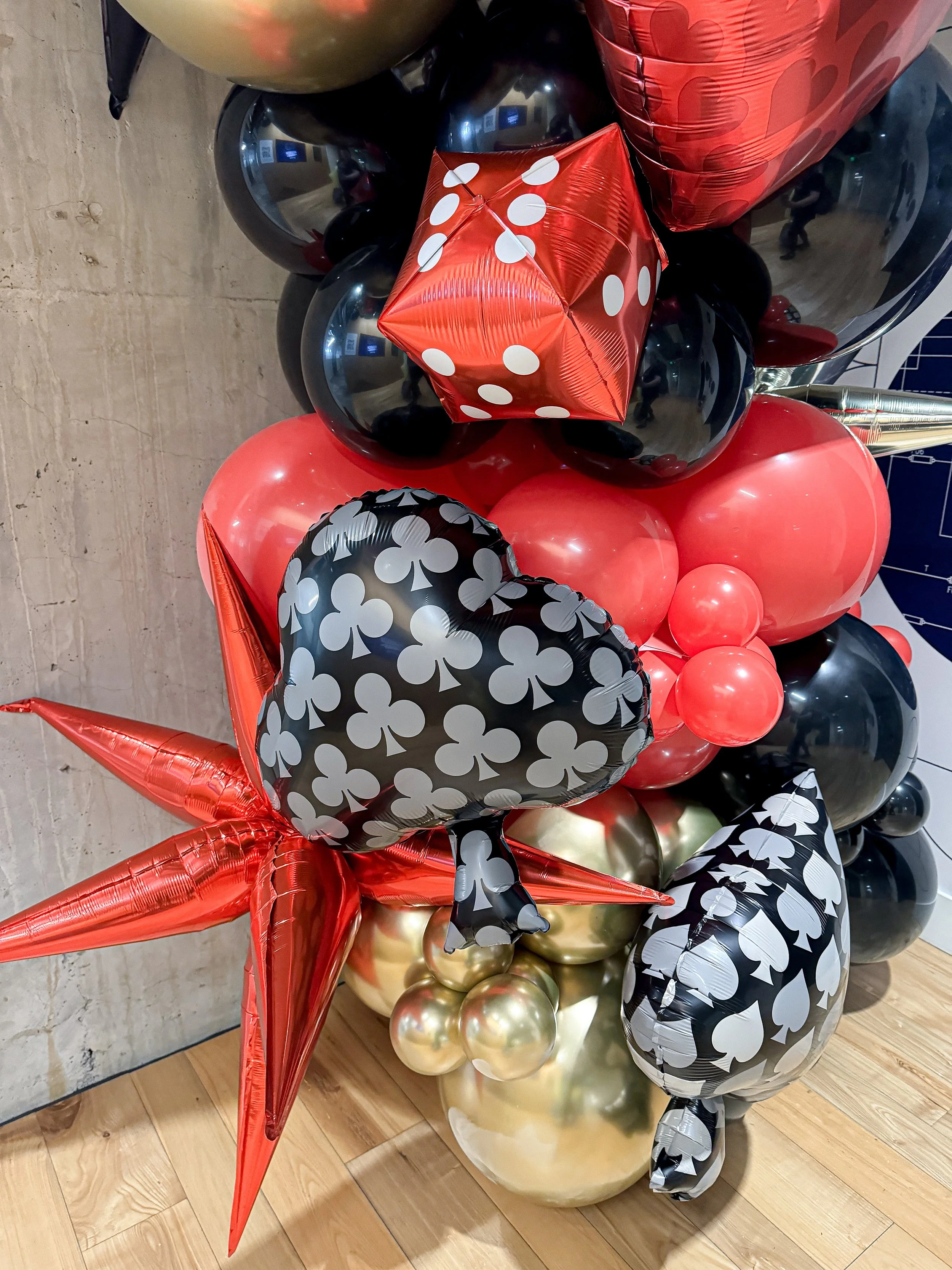 casino-theme-balloon-decor-pillar-clubs-dice-puyallup.jpeg