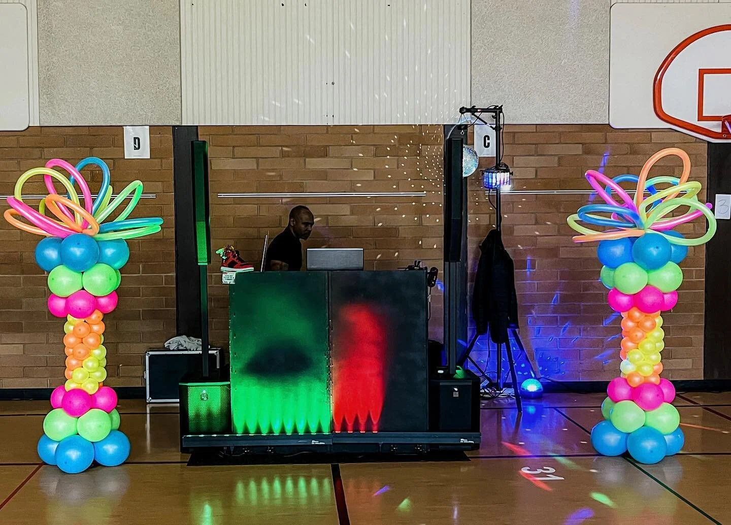 When they don&rsquo;t make neon column toppers so you make your own 😍 These neon colors added so much color and whimsy to this school dance! Thank you @eventsbyauberie for trusting me to do my thing and be creative with this setup! 

#balloonstylist