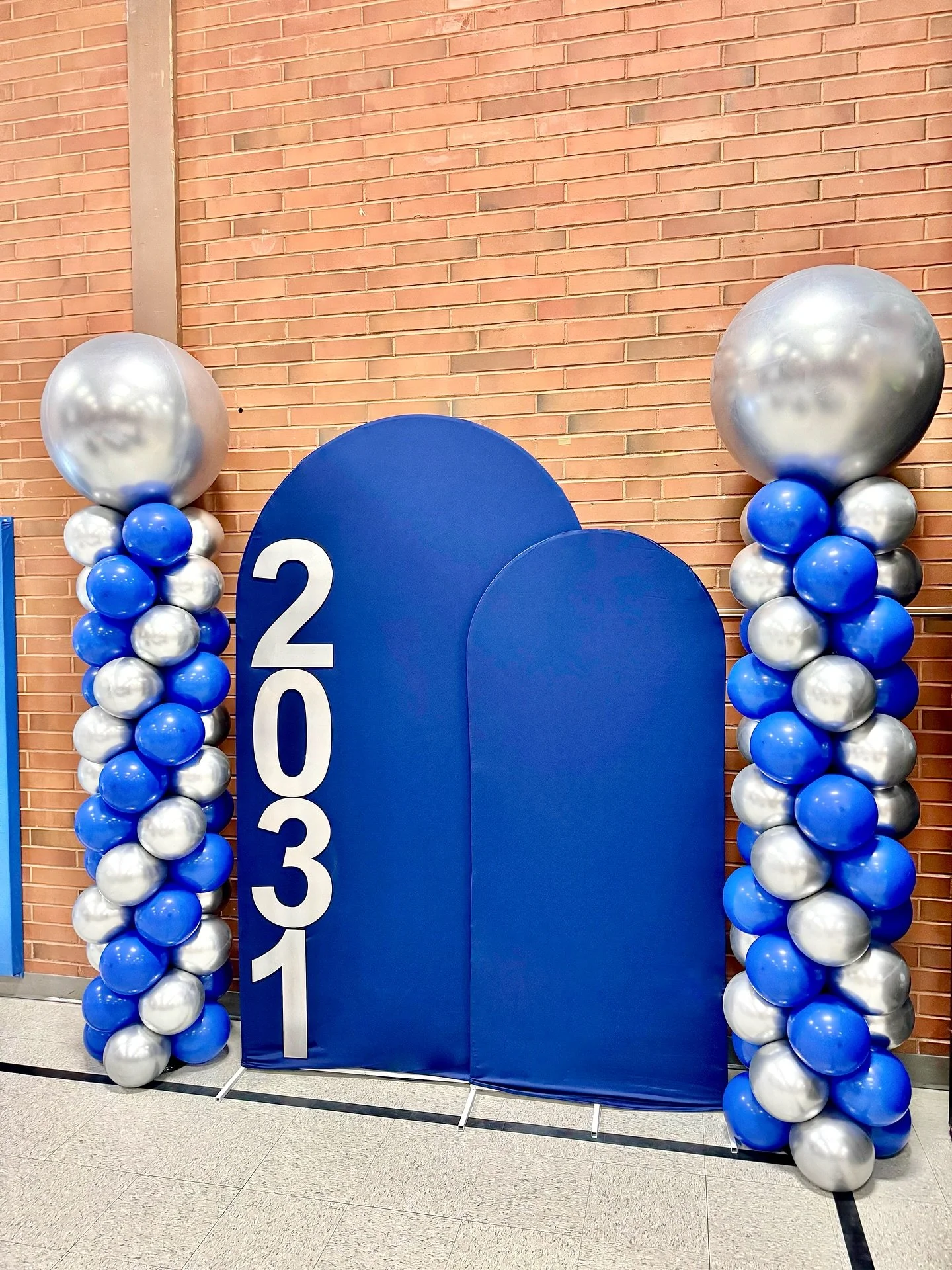 My mind simply cannot comprehend that these sweet 6th graders will graduate high school in the year 2031!! π³ 2031!! Make it make sense π€£
Columns are such a perfect addition to grad ceremonies, congrats to everyone at Fruitland and Washington Eleme