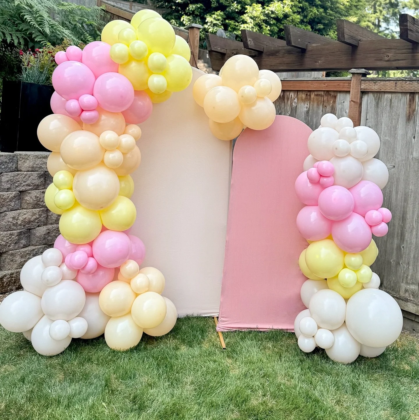 You know I’m a fan of anyone who requests *sunset colors* for their grad party instead of their traditional school colors!! That is just my style π
Jennifer, it was such a pleasure to meet you and your sweet family, congrats to your daughter