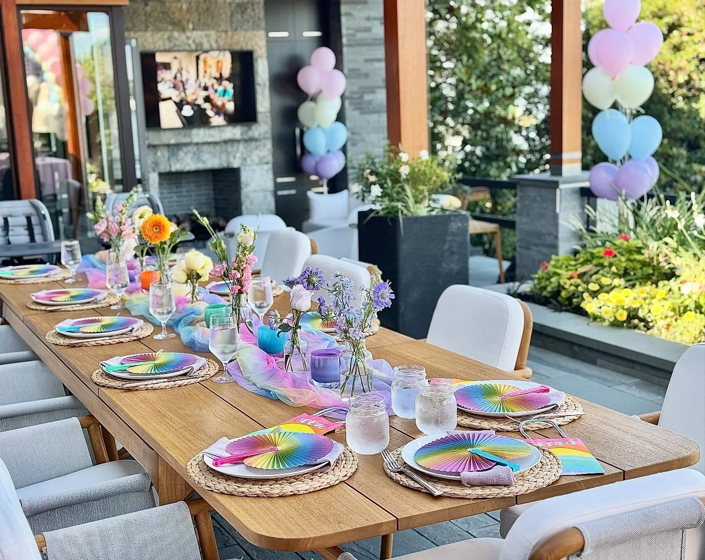 Helium has arrived at Cascade Balloons! I’m so excited to offer helium bundles, they add so much color and intrigue to a space! Balloons are not just for bright colored bounce houses and clowns anymore, they can match any and all themes!
Curr