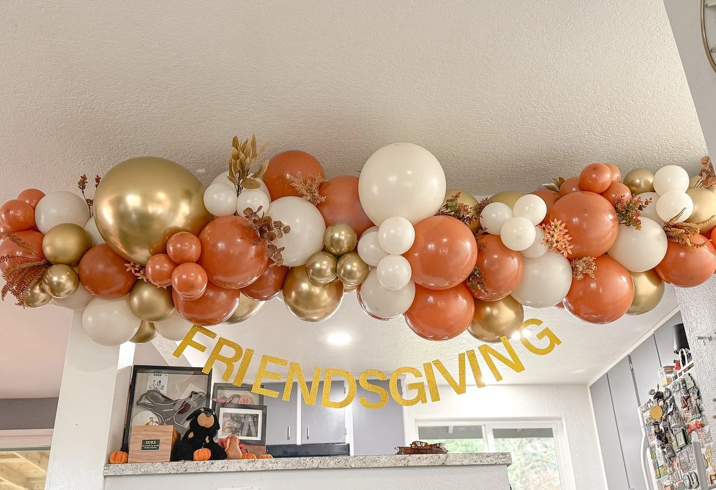 🍂 Bring on the pumpkin spice colors and cozy energy!  Fall themed balloons make any Friendsgiving feel extra festive. A color palette like this shows how elegant and sophisticated balloons can be! Add in some neutral florals and you have yourself a 