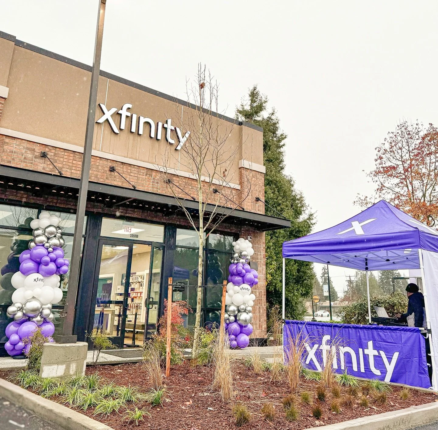 Bonney Lake just got a lot more connected! Grand opening for @xfinity on this cold and rainy day! I love these custom towers bc they are delivered completely assembled. It&rsquo;s as easy as setting them on the stands, adding weights and good to go! 