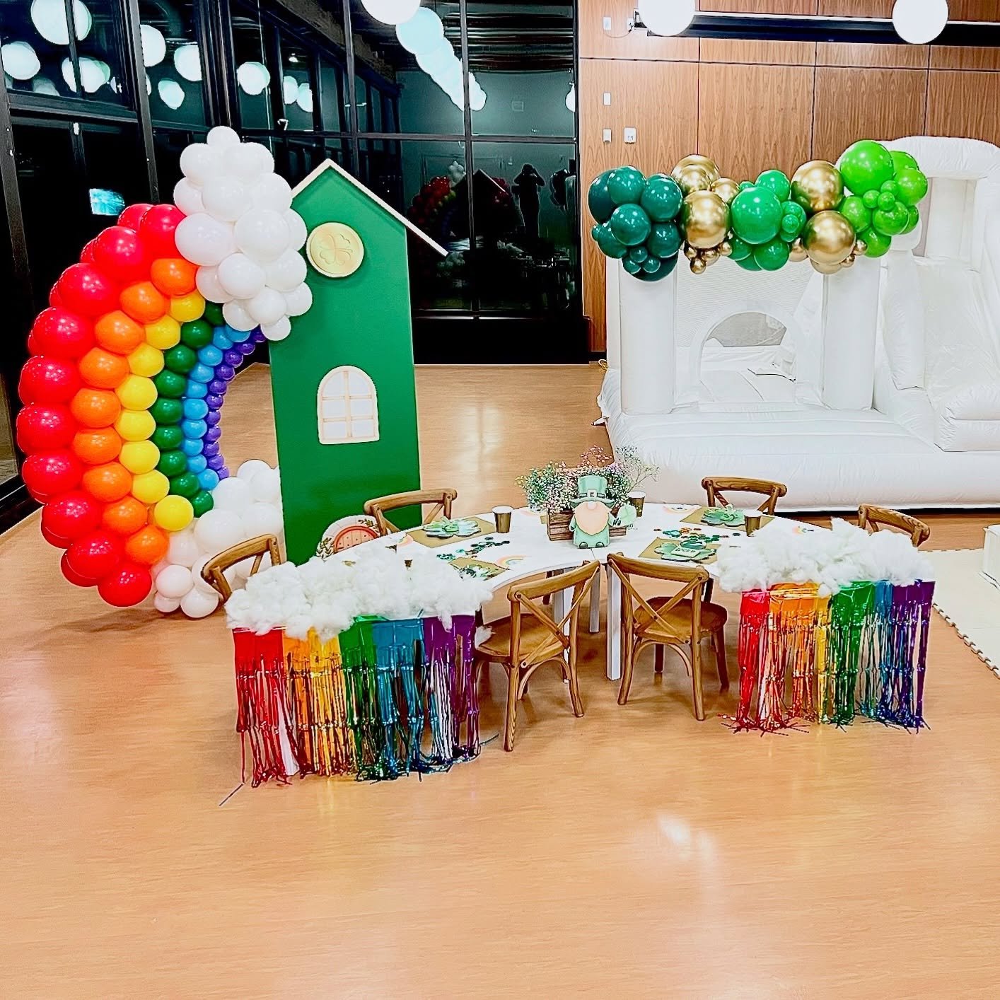Happy St Patrick&rsquo;s Day!! Throwing it back to this setup with @partyendsatnineco!! Team Nicole strikes again 👯&zwj;♀️

Have fun and stay safe today my friends!! 

#stpatricksday #balloondecoration #seattle #tacoma #olympia