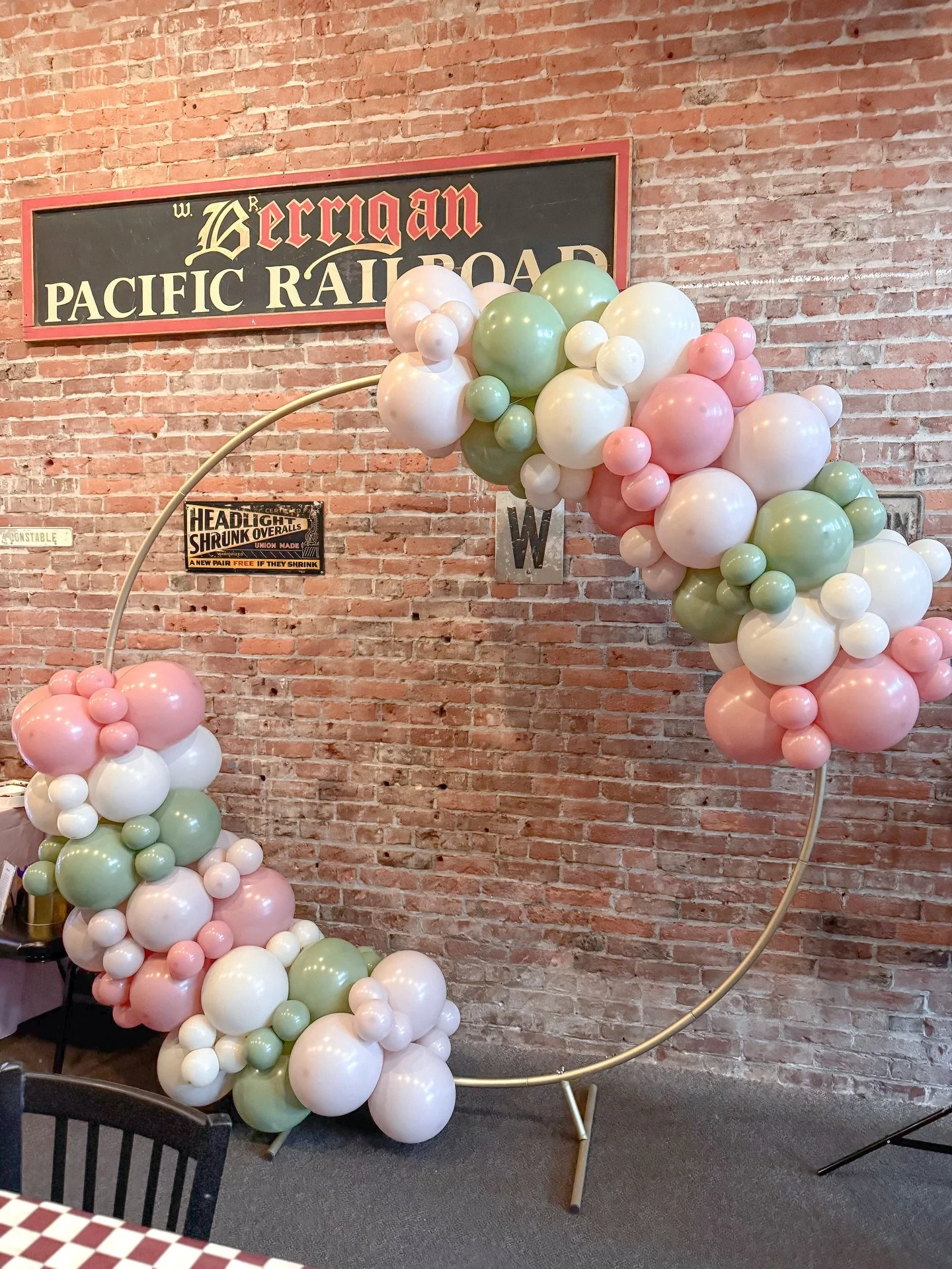 🎉✨ Celebrating a fabulous 18th birthday in style with a burst of spring colors! 🌼🎈It&rsquo;s been a minute since I did a hoop design and I was quickly reminded why I love it so much! Perfect for venues with tight setup times (can be done is as lit