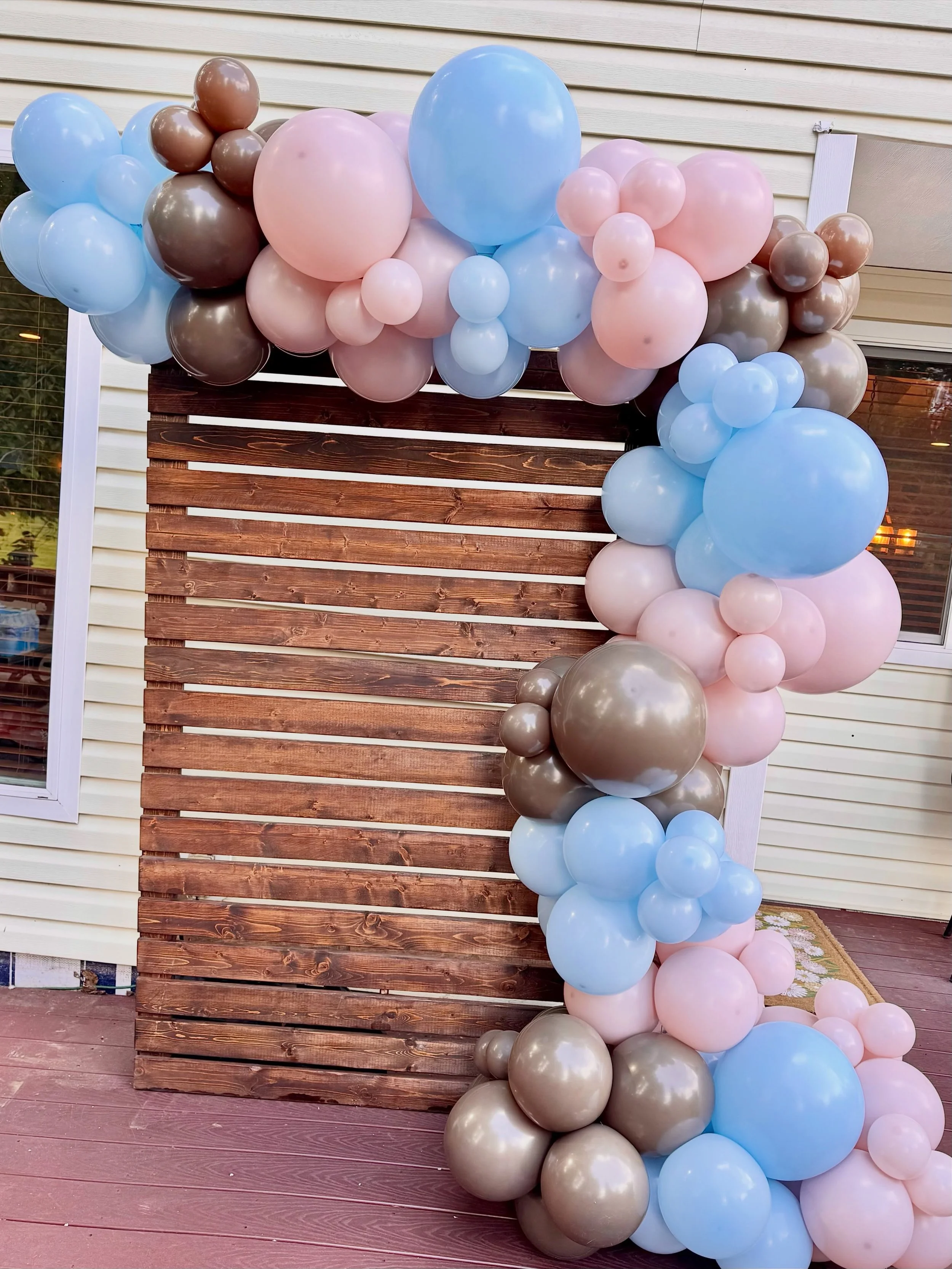 Raise your hand if you&rsquo;ve ever been to a baby shower with the intent of taking pictures with your friends and loved ones, but realize after you took one picture and it was to remind yourself where you parked in the parking garage🤣🤣 anyone els