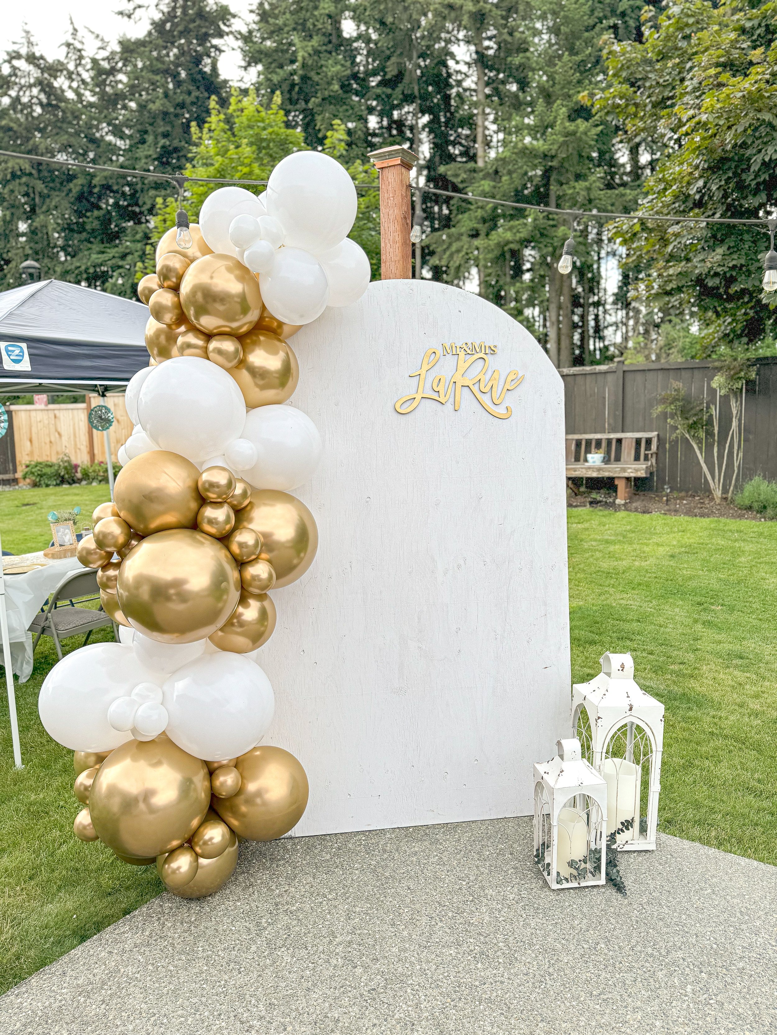 puyallup-wedding-bridal-shower-custom-balloon-design-white-gold-backdrop.jpeg