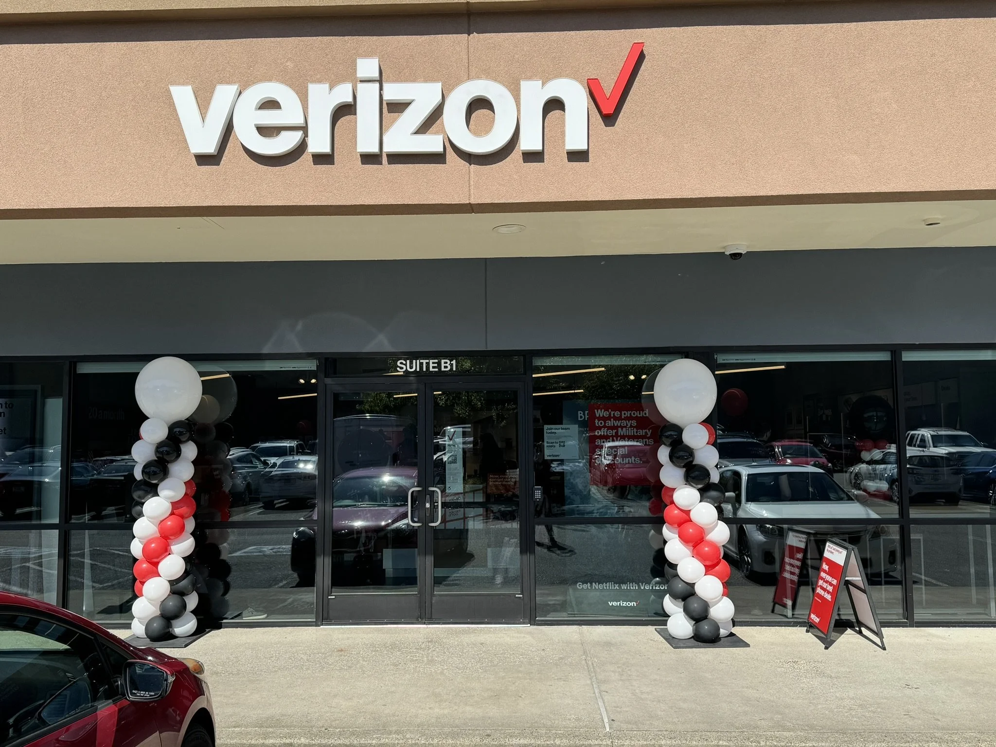 verizon-store-grand-opening-balloon-decor-branded-event.JPEG
