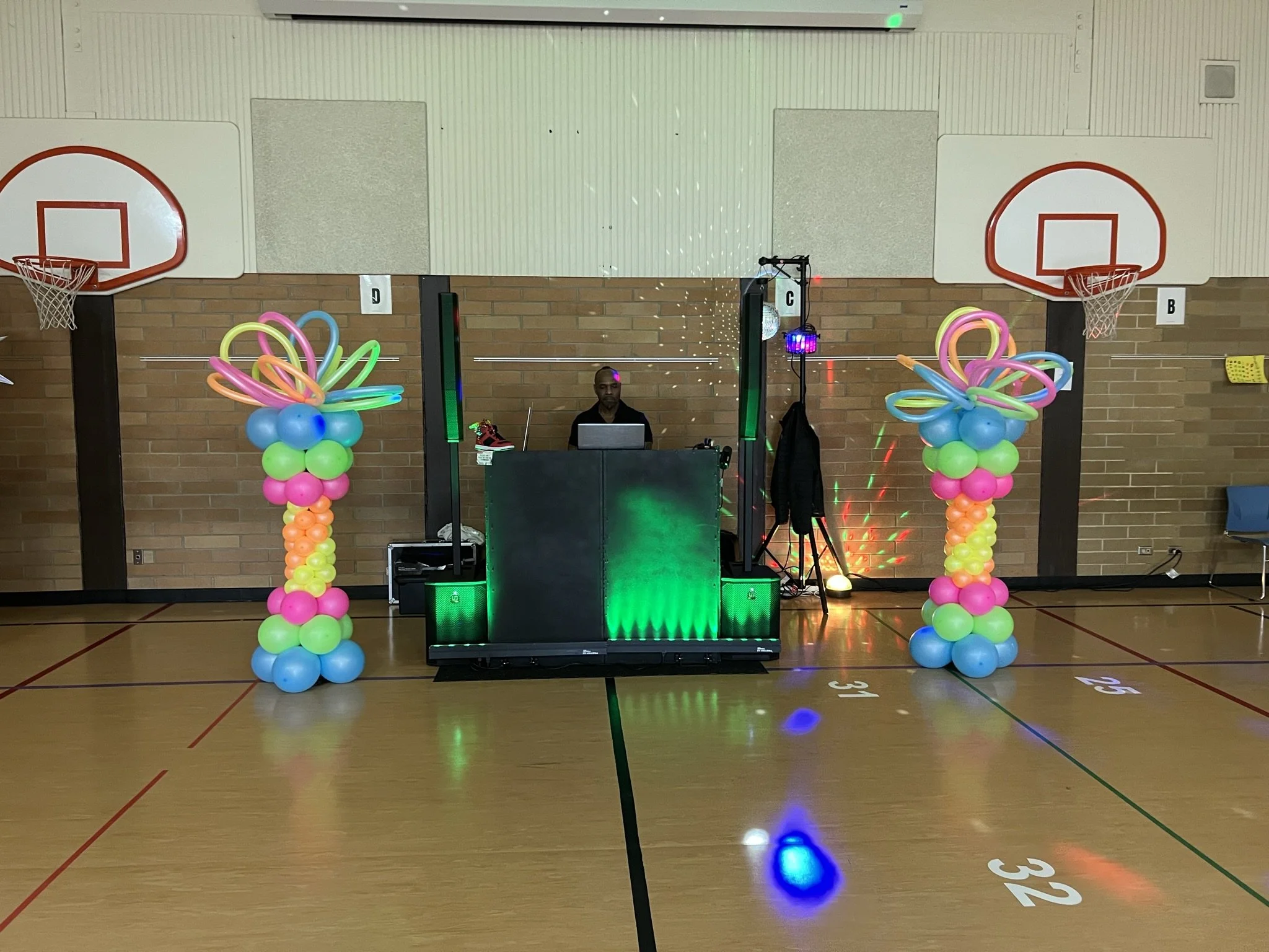 neon-balloon-pillars-DJ-gym-Puyallup.JPEG