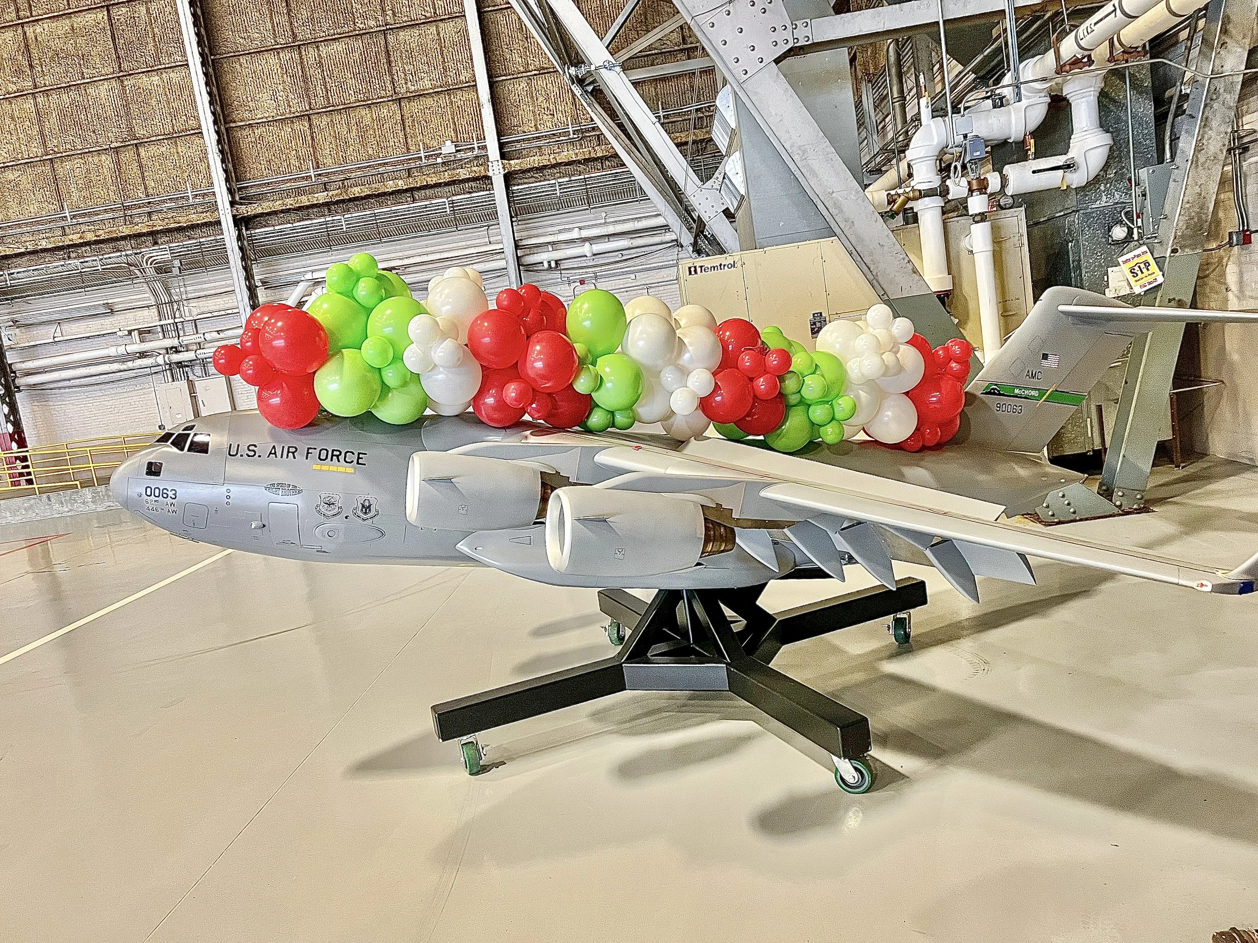 christmas-holiday-balloon-decor-puyallup-JBLM-hangar-grinch.JPEG
