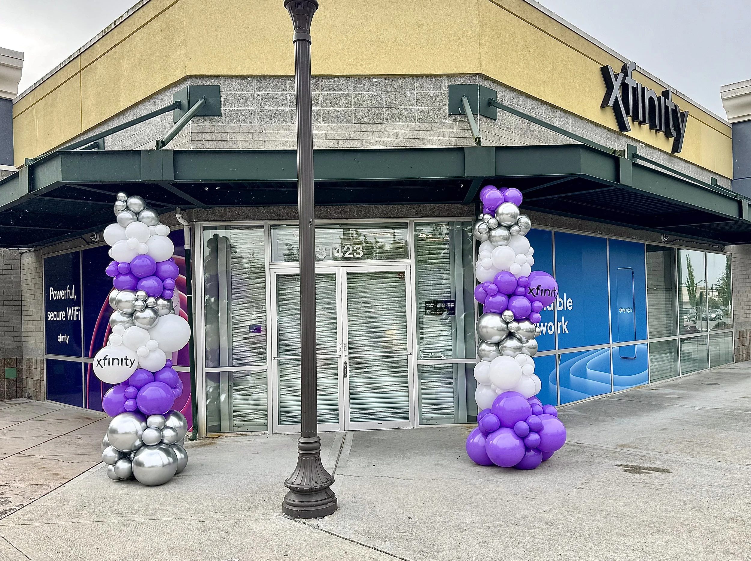 Xfinity-store-grand-opening-balloon-decor-yelm.jpeg