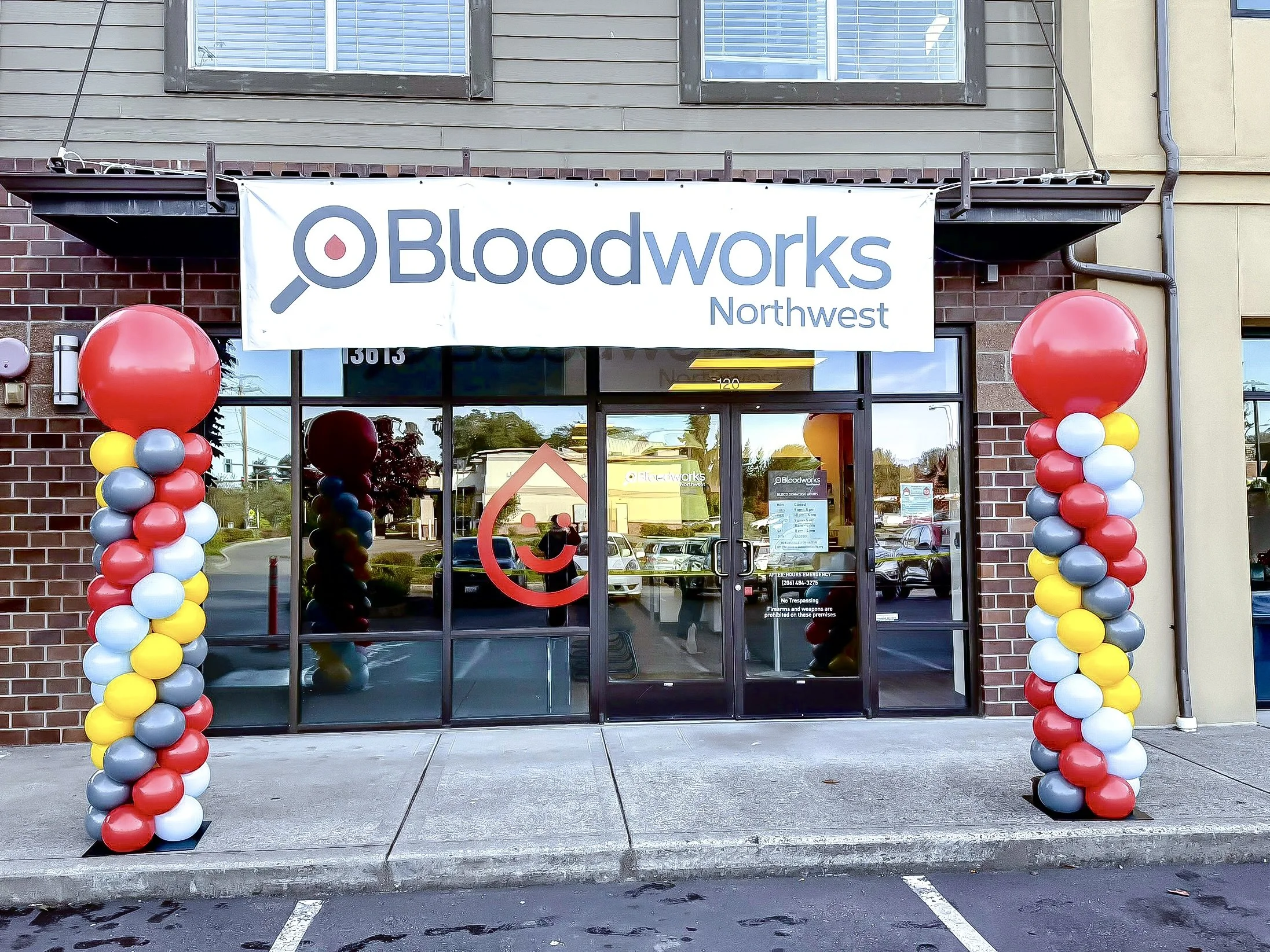 business-grand-opening-balloon-pillars-bloodworks-northwest-puyallup.JPEG