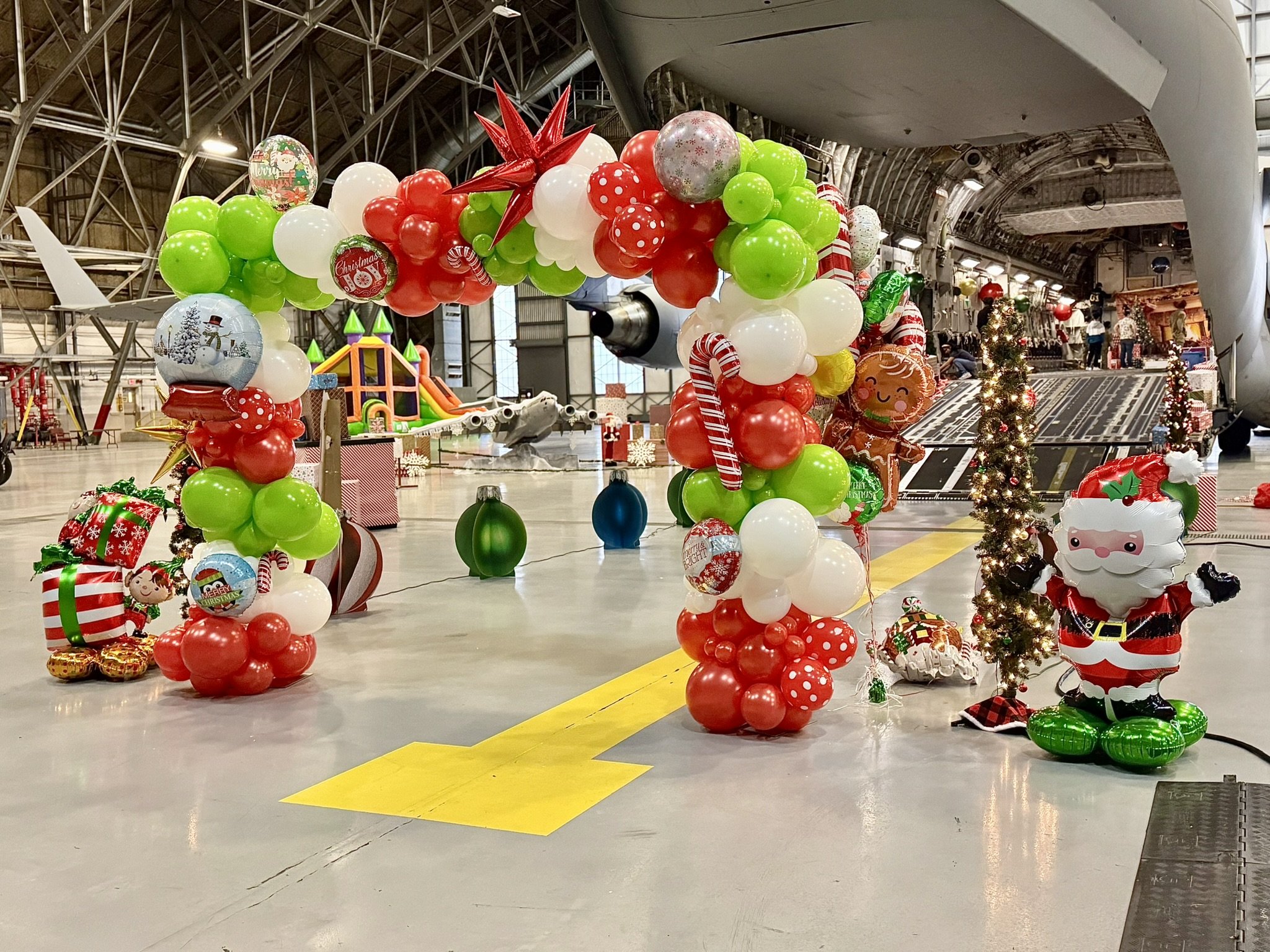 christmas-holiday-balloon-arch-tacoma.JPEG