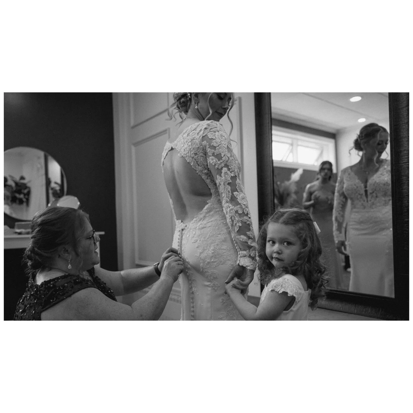 There&rsquo;s nothing like a perfect Wisconsin spring day for a wedding ☀️ 
I loved spending the day with Karlie and Connor. From Karlie&rsquo;s grandmas seeing her for the first time and tearful speeches to hot dogs and a sleazy little dance party (