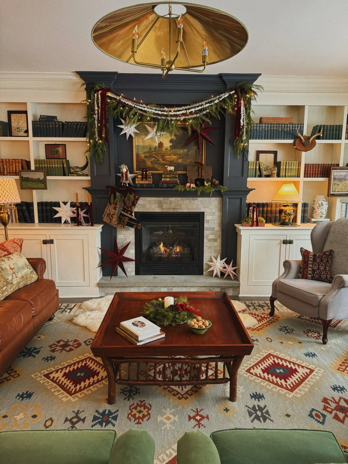 Christmas decor at Pantry Hill is a slow build. I truly enjoy doing it, so I take my time over the first three weeks of December. Working from one room to the next. Adding and adjusting as we go, with the goal of finishing up before school lets out f