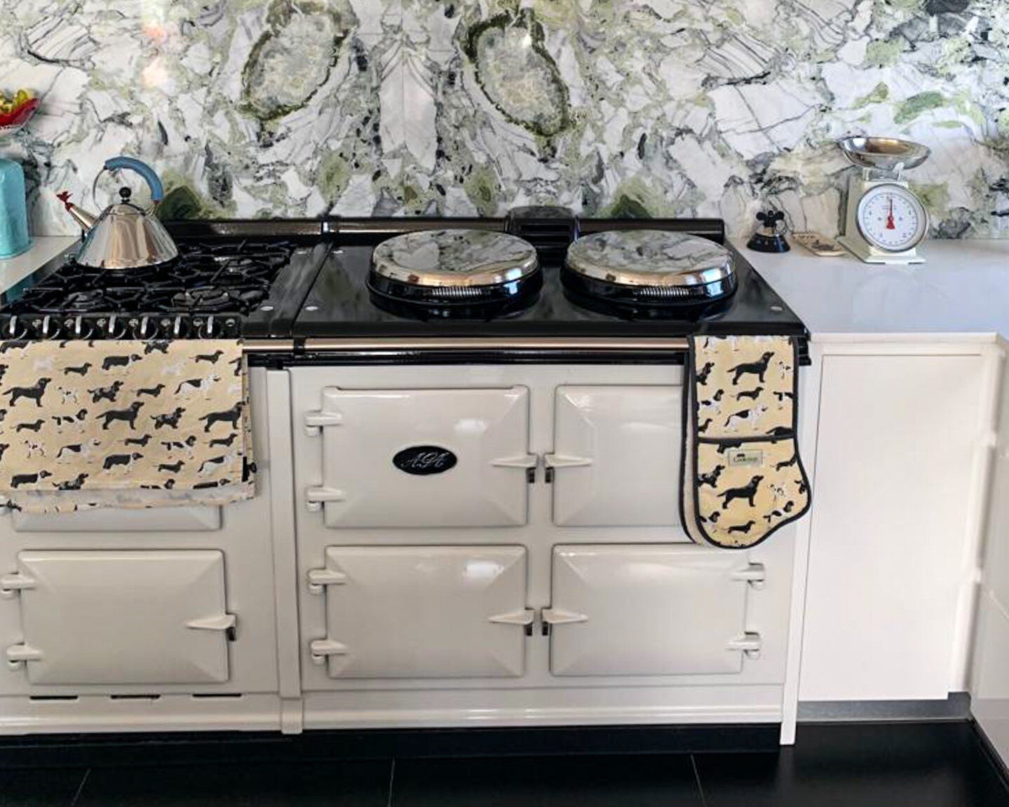 Latest AGA installation in the Cape 👏

Our client chose a gorgeous AGA 3 Oven Electric Cooker with an Integrated Module LP Gas Hob in White for their home.

Let the memories begin!

www.agarayburn.co.za
_

#aga #agasouthafrica #kitchengoals #dreamki