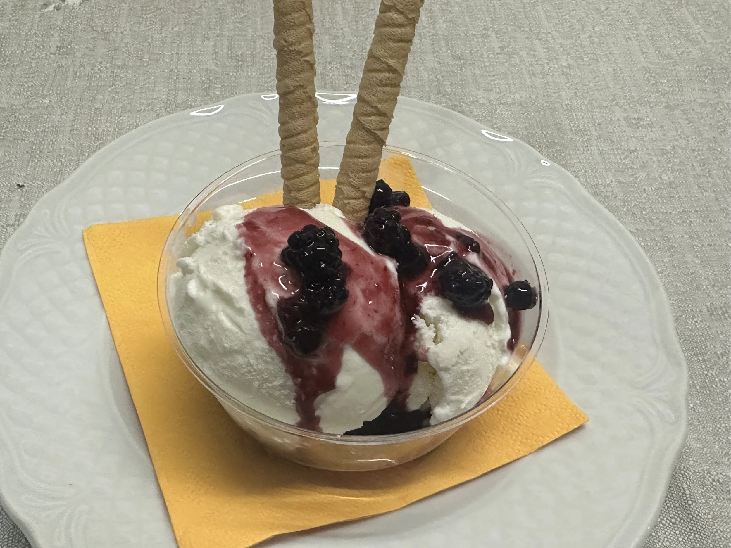 gelato fiordilatte con frutti di bosco
