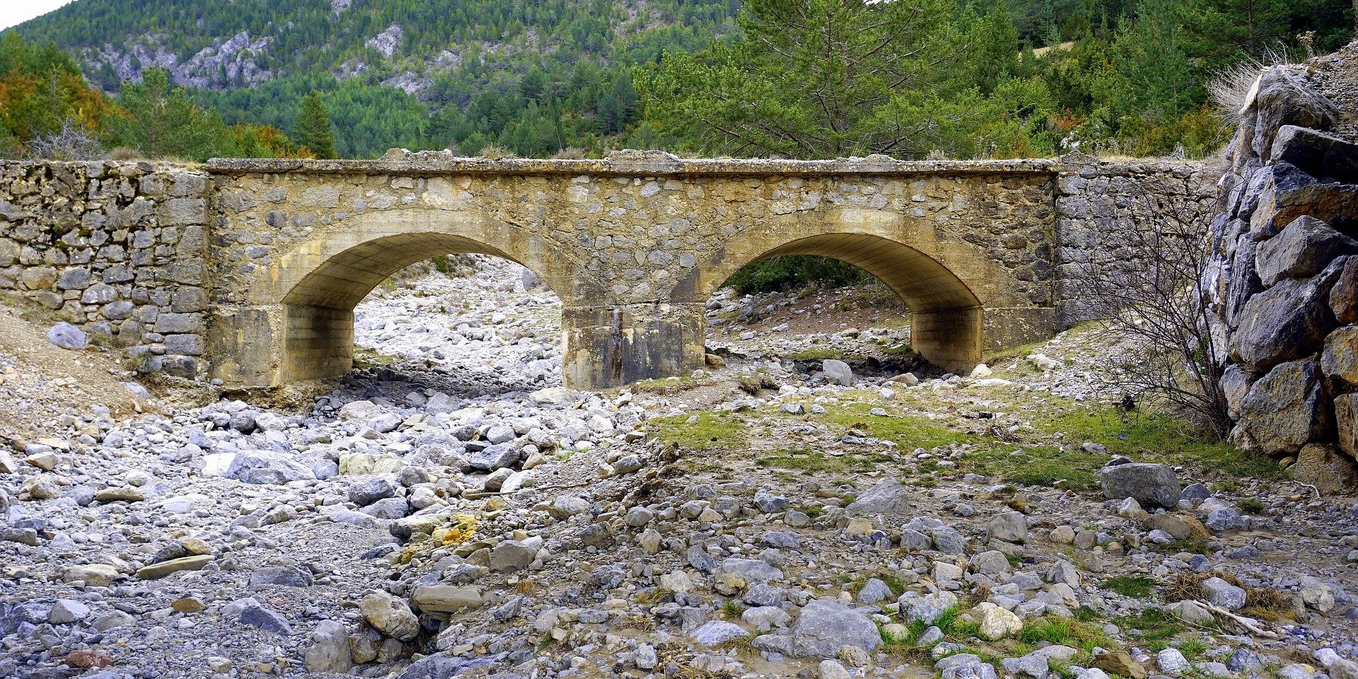 Where does carbon go when a river dries? Insights from across the channel