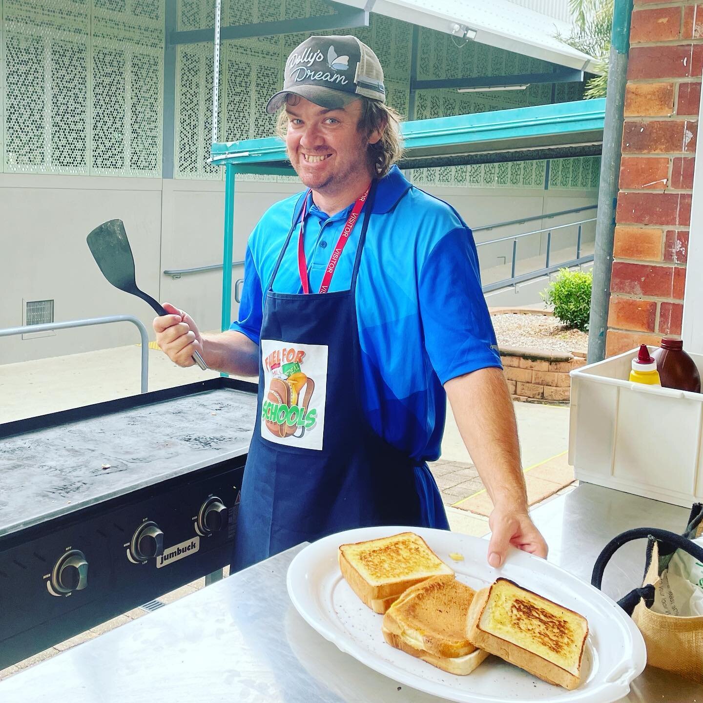Mmmmm&hellip;. How lucky are the students at Townsville State High School EQ !!

Chappy Trav serving up nice warm toasties with bread from @jpartisanbakery !!

Love the Apron !!

#Fuelforschools #supportlocaltownsville #townsvillelocal #northqueensla