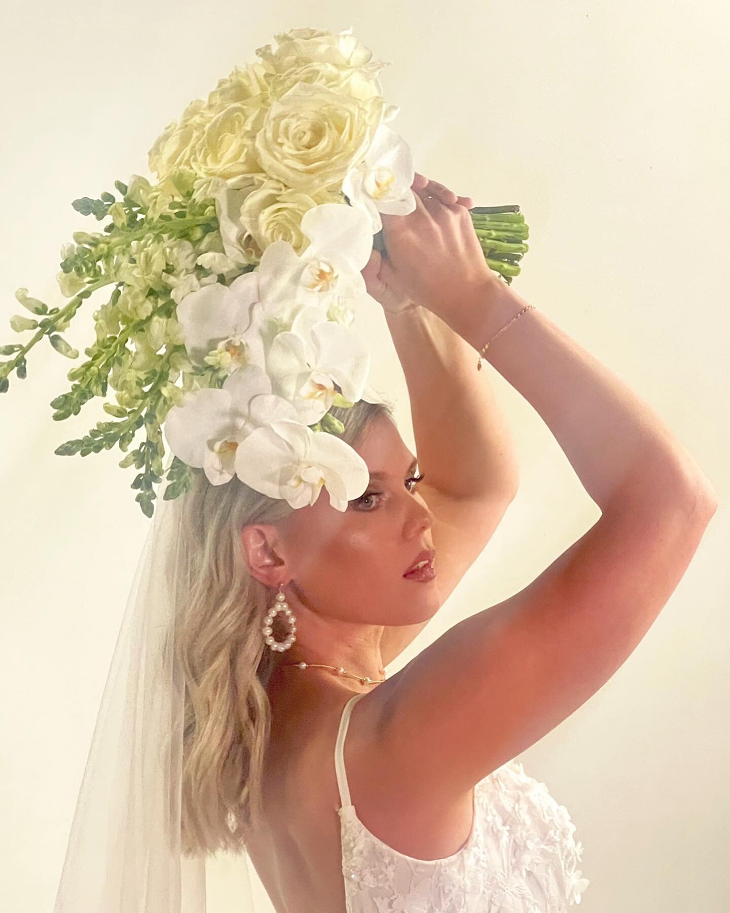My little artistic spin on a classic bouquet 💫

#bridalbouquet #bouquet #dreamwedding #wedding #weddingbouquet #weddingflowers 

Model: @imafanofshan
Jewelry: @hanibeejewelry